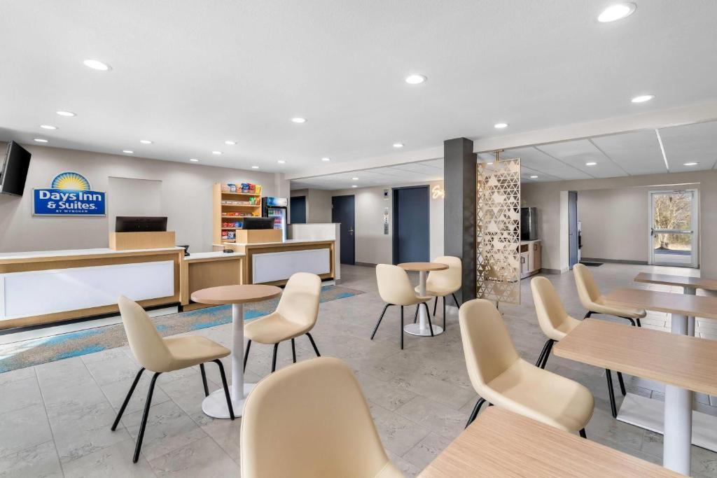 Days Inn & Suites by Wyndham Brandon Amphitheater