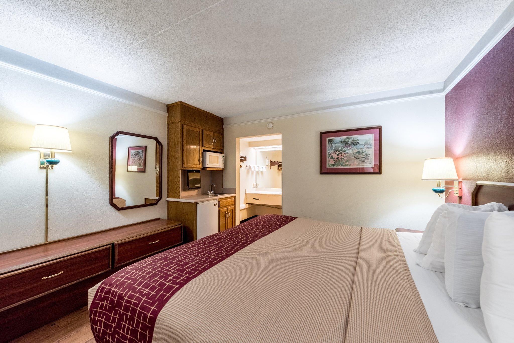 Red Roof Inn & Suites Clinton