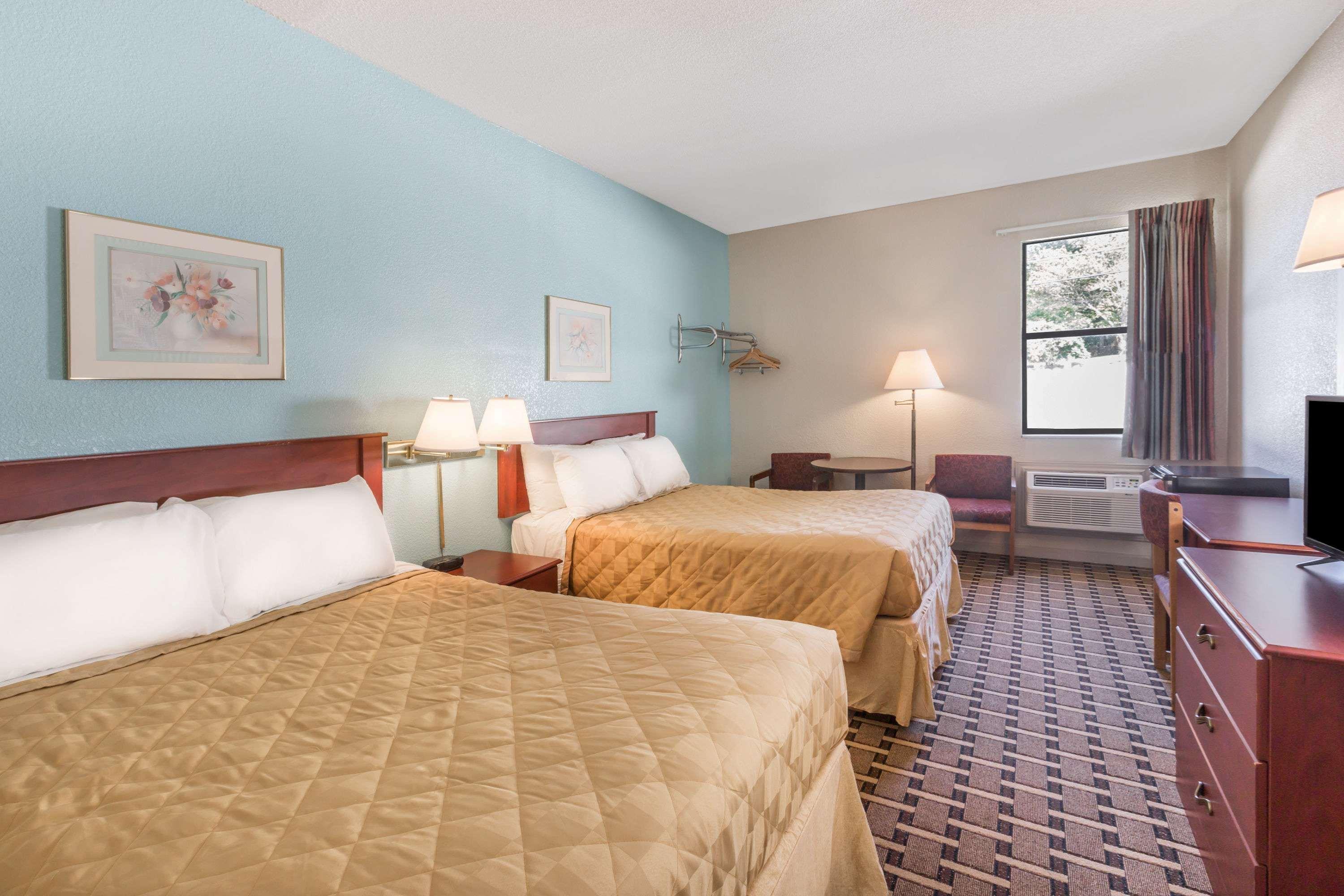 Super 8 by Wyndham Knoxville Downtown Area