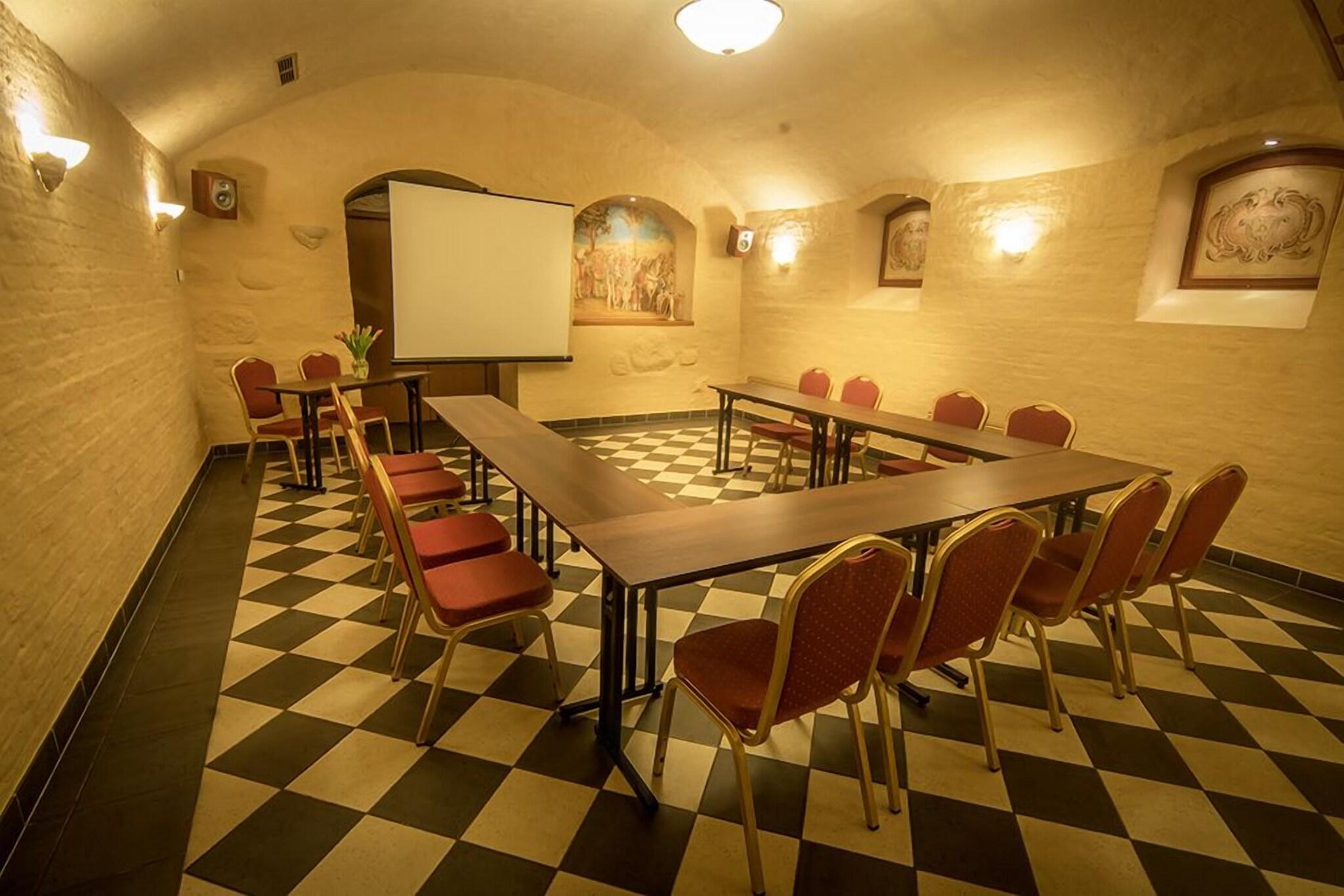 Daugirdas, viešbutis-restoranas, Perkūno namai by null