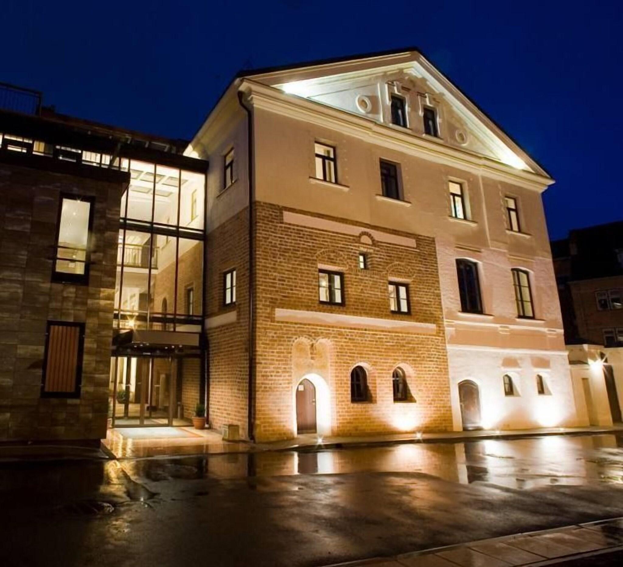 Daugirdas, viešbutis-restoranas, Perkūno namai by null