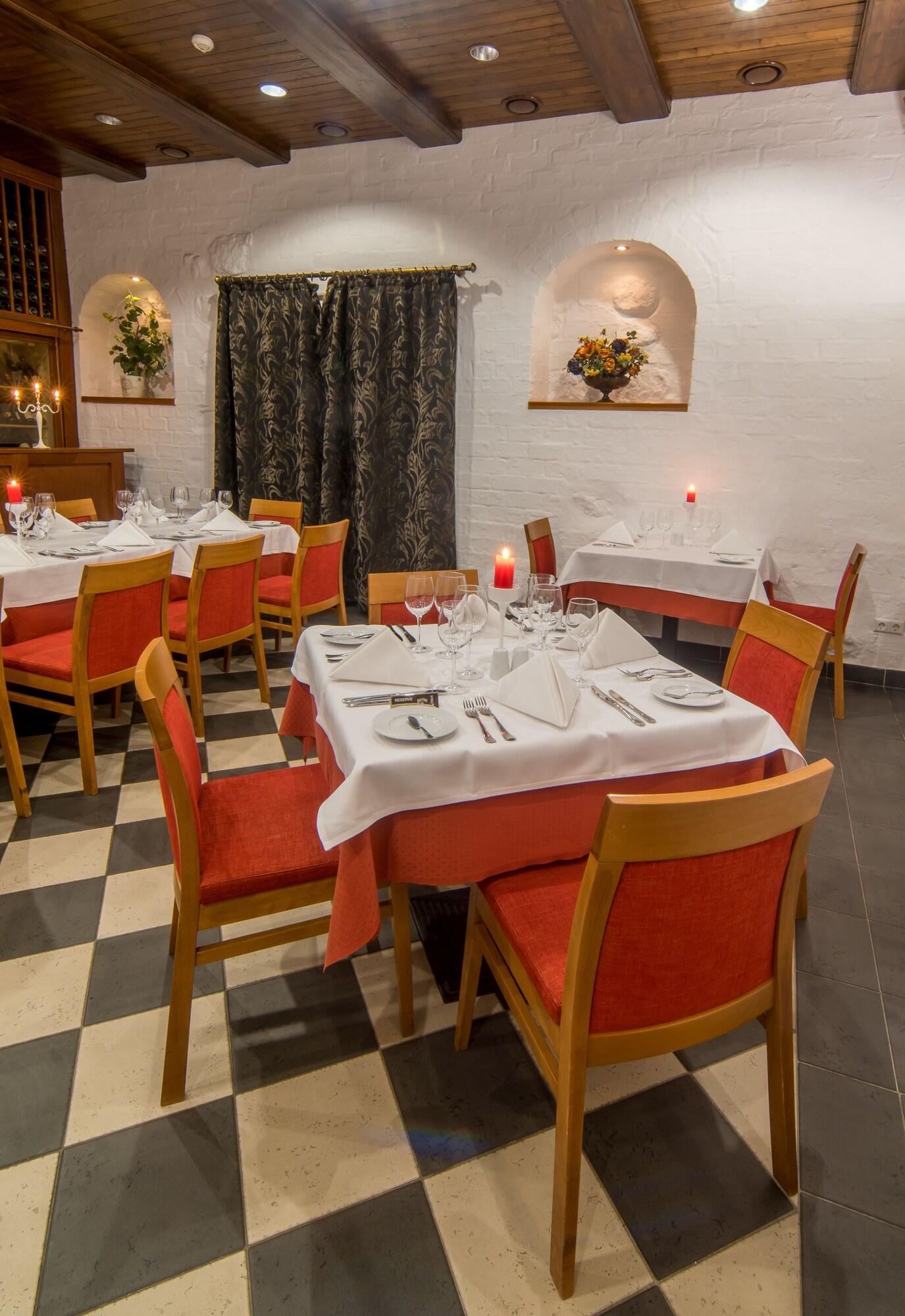 Daugirdas, viešbutis-restoranas, Perkūno namai by null