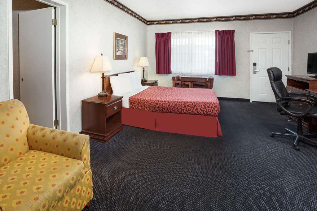Days Inn by Wyndham Costa Mesa/Newport Beach