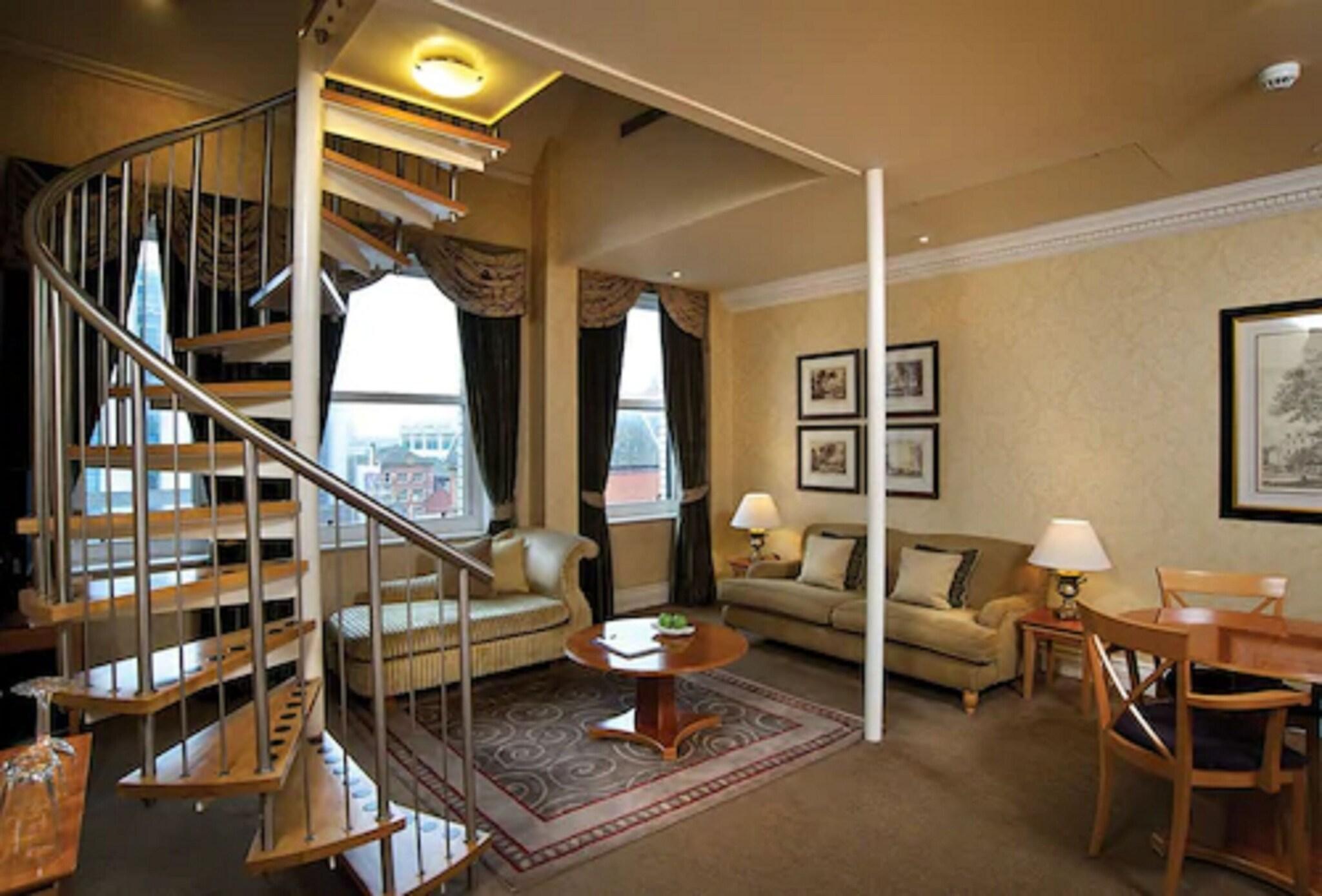 Quebecs Hotel by null