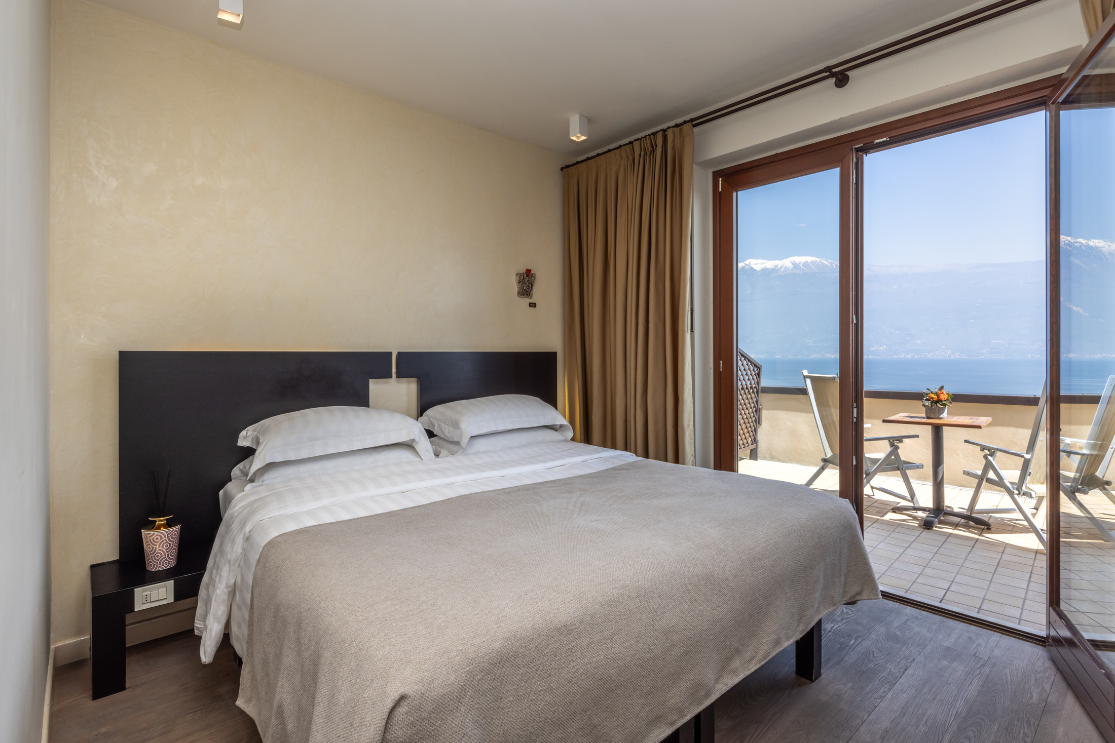 Meandro Lake View Hotel