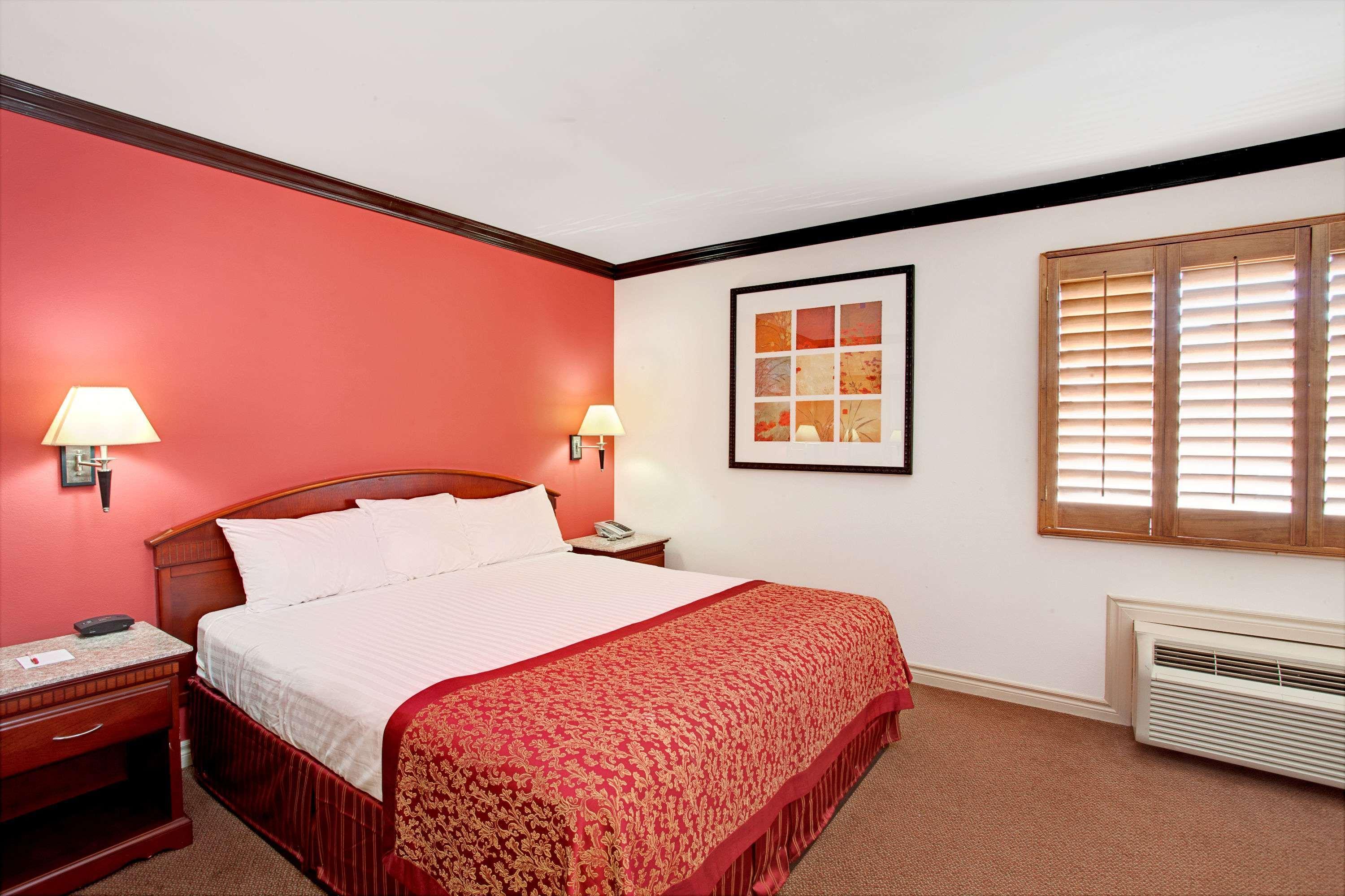 Ramada By Wyndham Pasadena