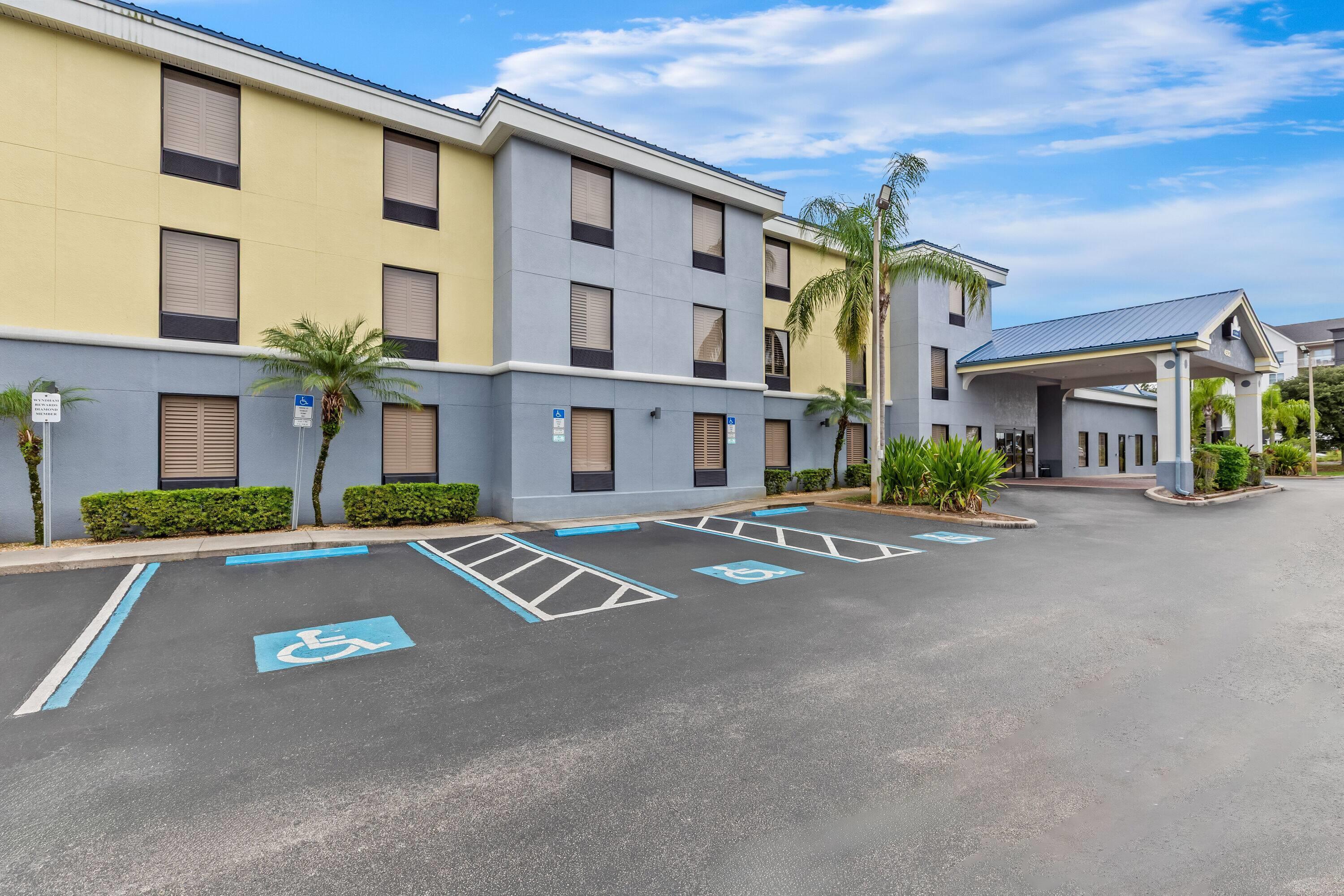 Days Inn & Suites by Wyndham Lakeland
