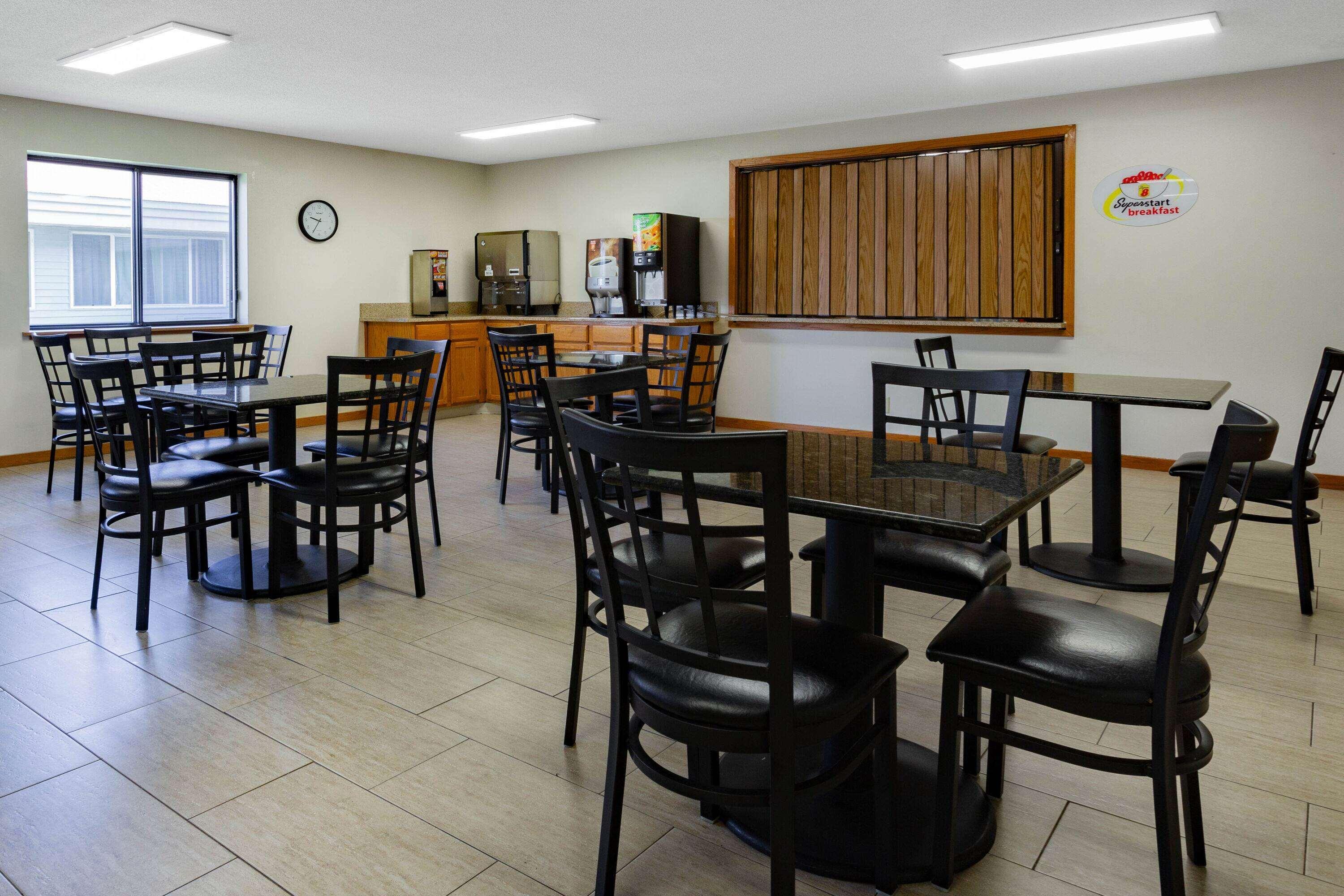 Super 8 by Wyndham La Crosse