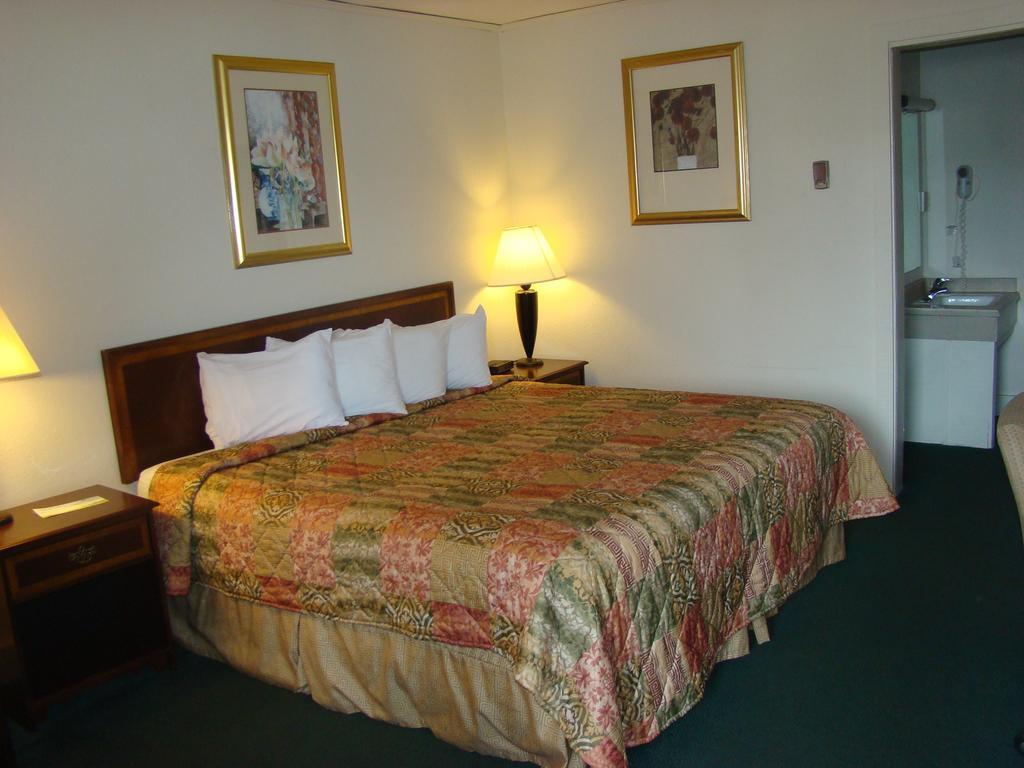 Days Inn by Wyndham Lewisburg