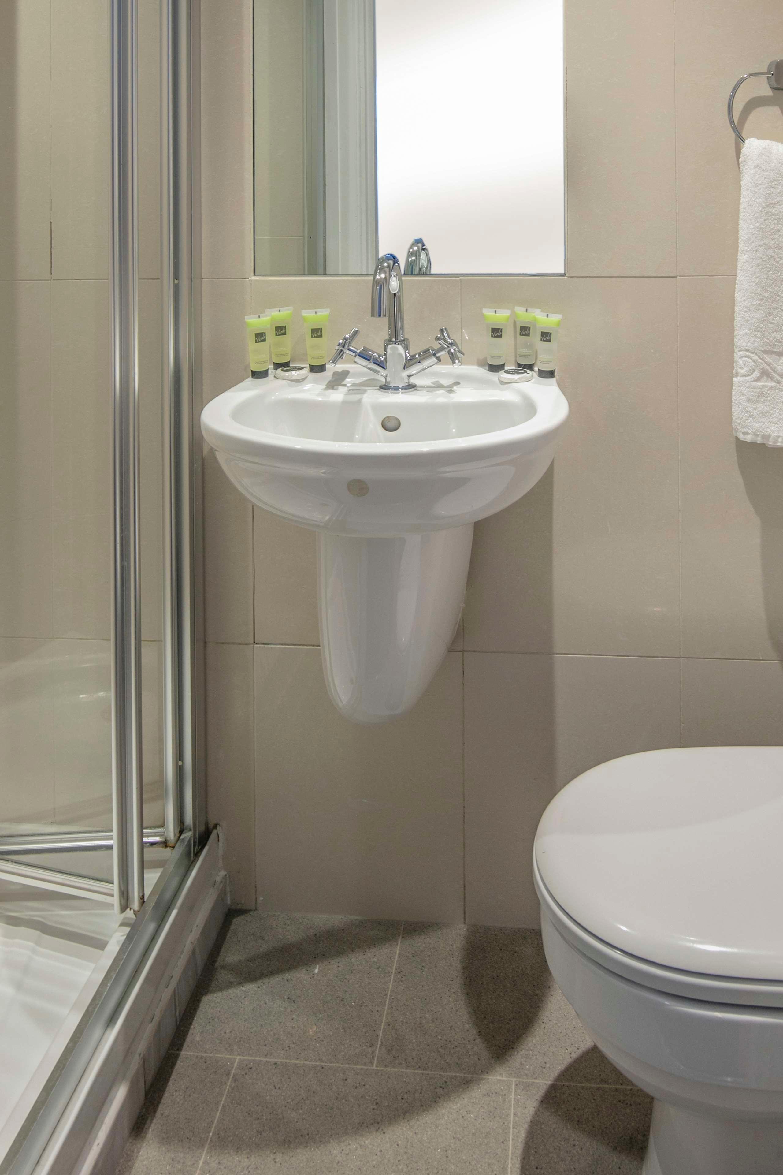 Imagem da galeria de Queensway Hotel, Sure Hotel Collection By Best Wes