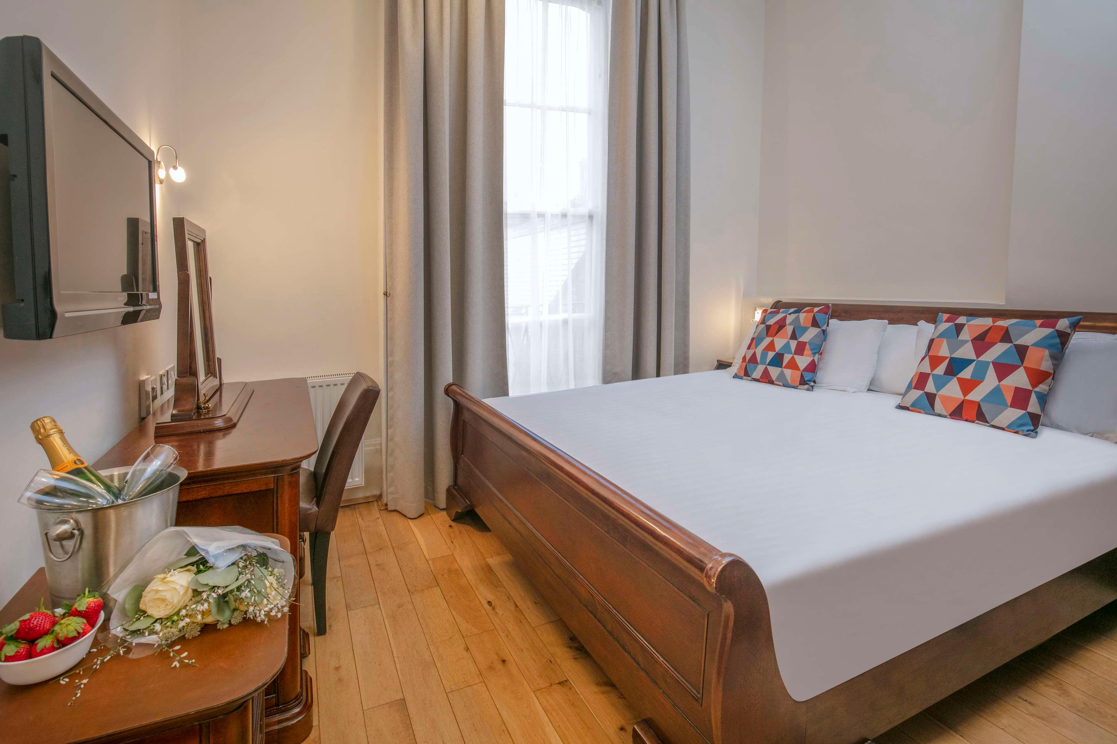 Imagem da galeria de Queensway Hotel, Sure Hotel Collection By Best Wes