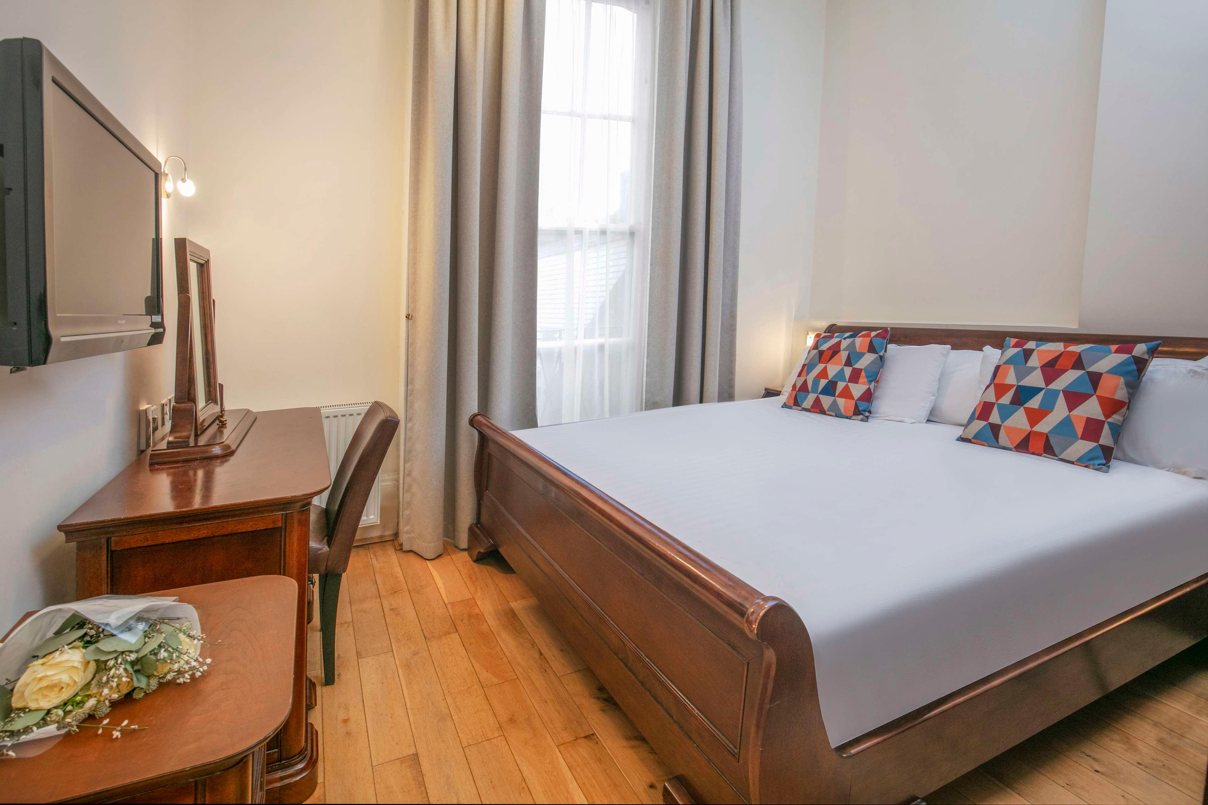 Imagem da galeria de Queensway Hotel, Sure Hotel Collection By Best Wes