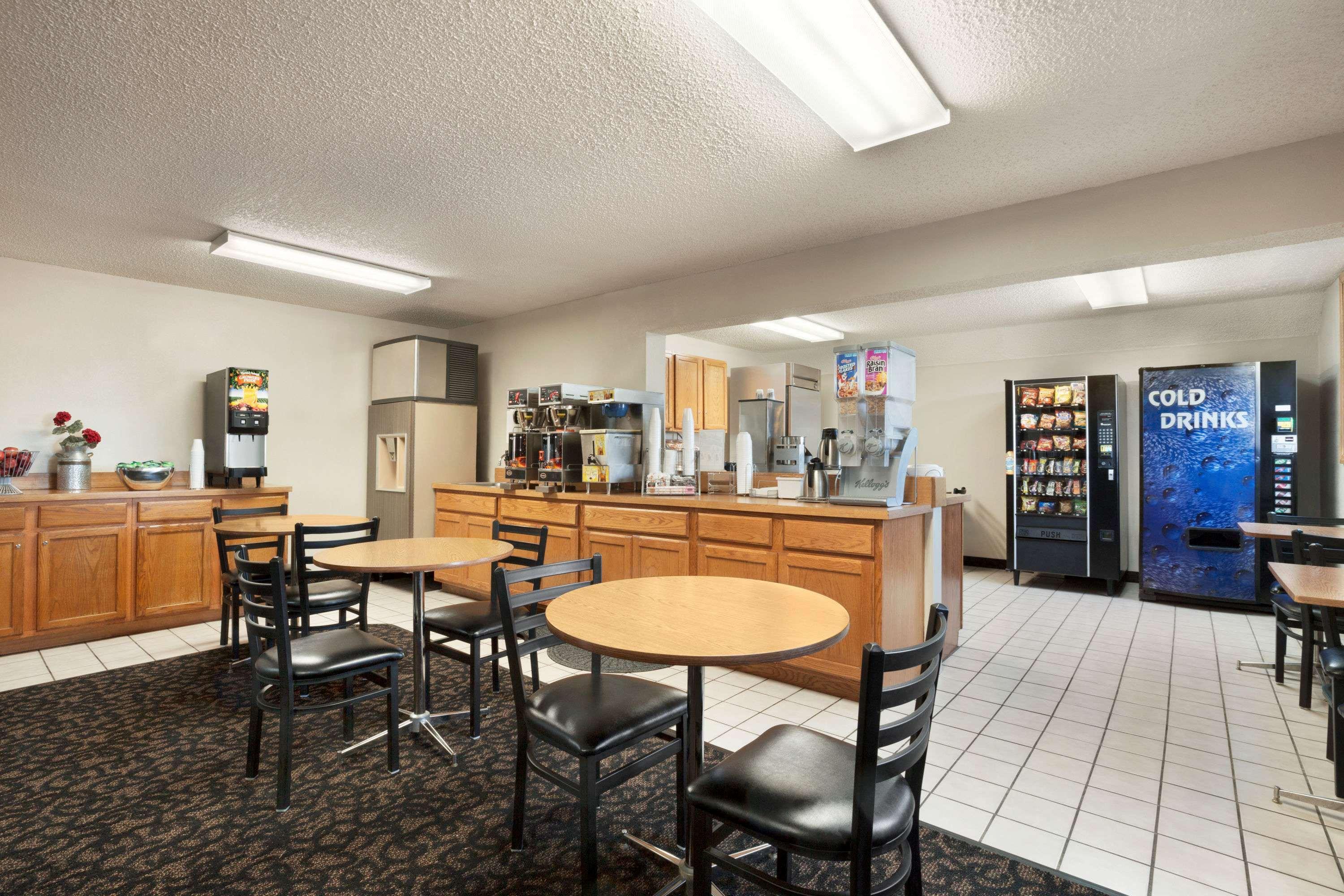 Super 8 by Wyndham Lincoln North
