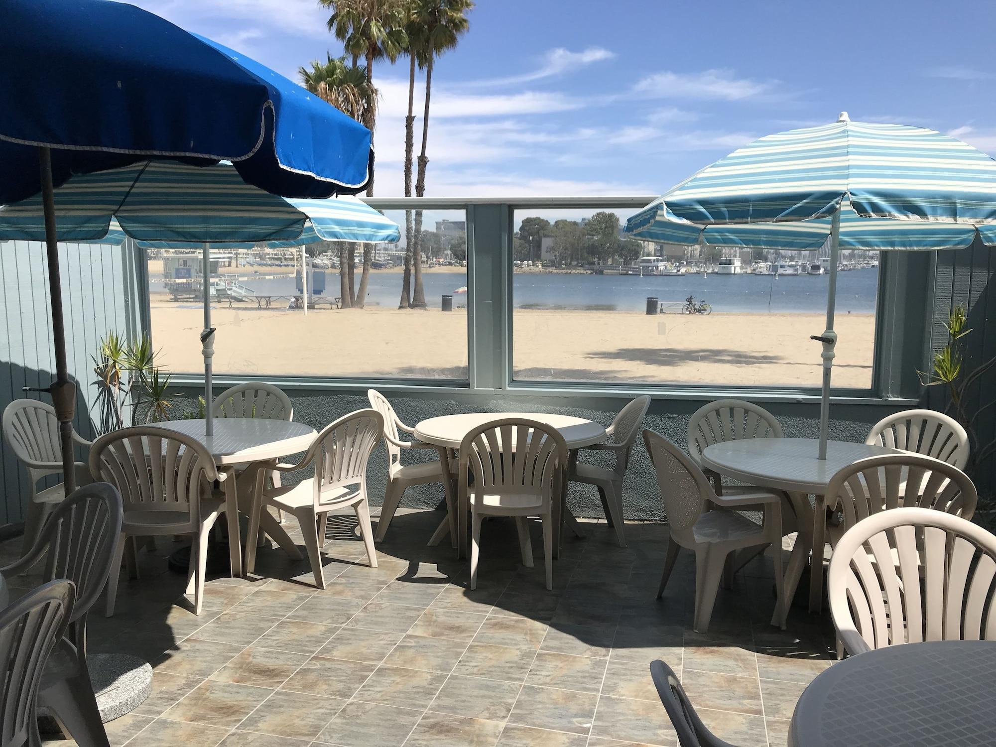 Foghorn Harbor Inn