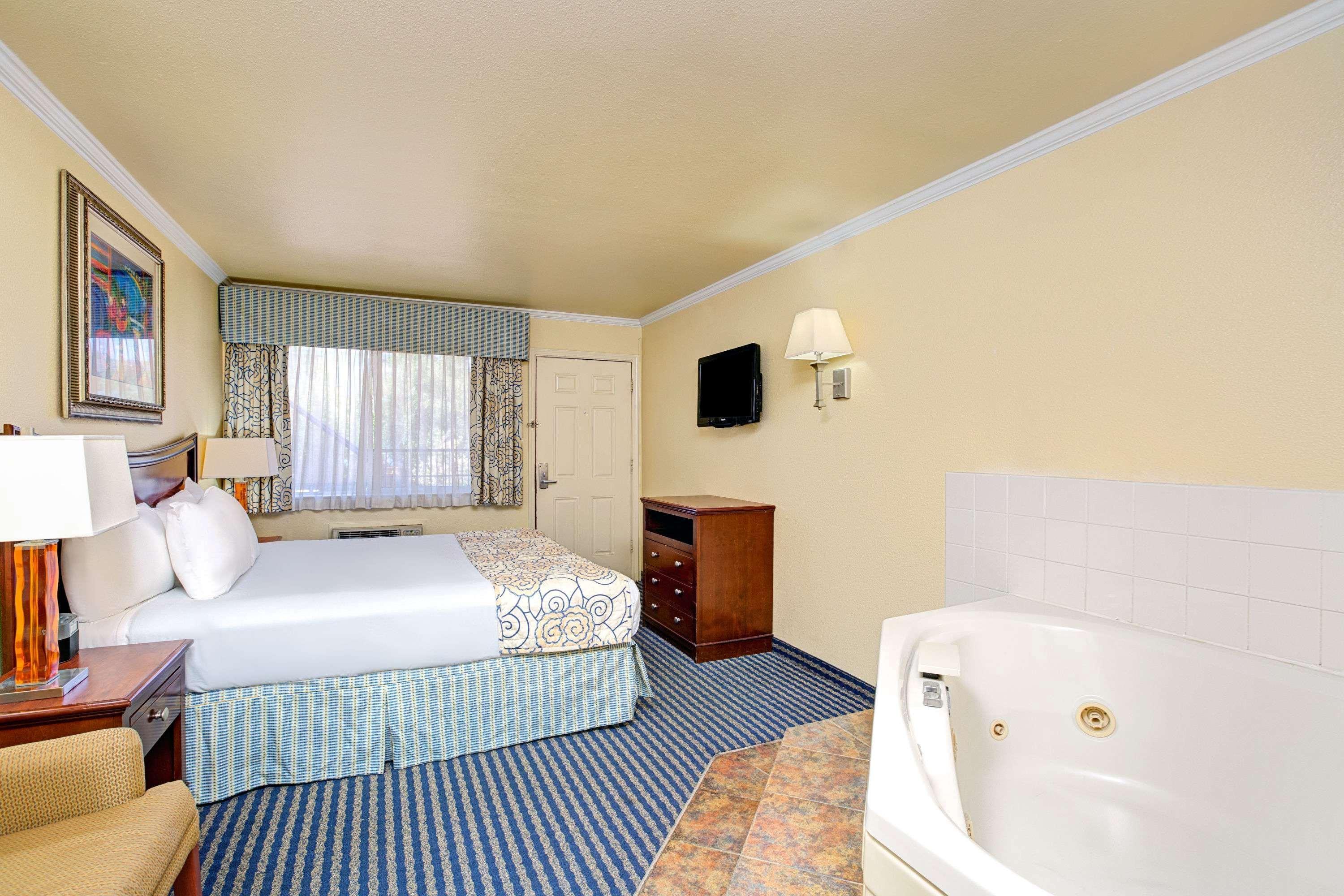 Super 8 by Wyndham Santa Cruz/Beach Boardwalk East