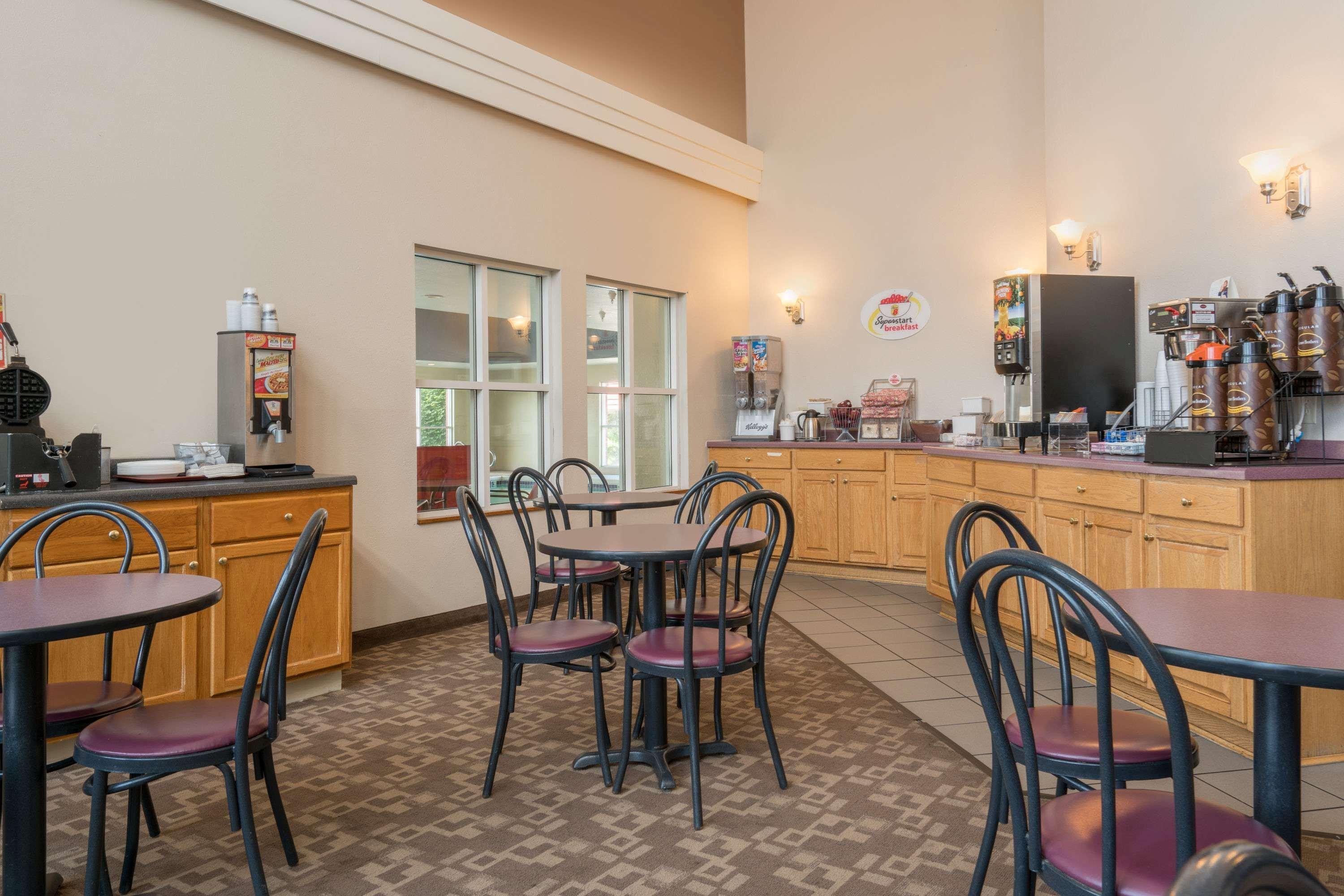 Super 8 by Wyndham Menomonie WI