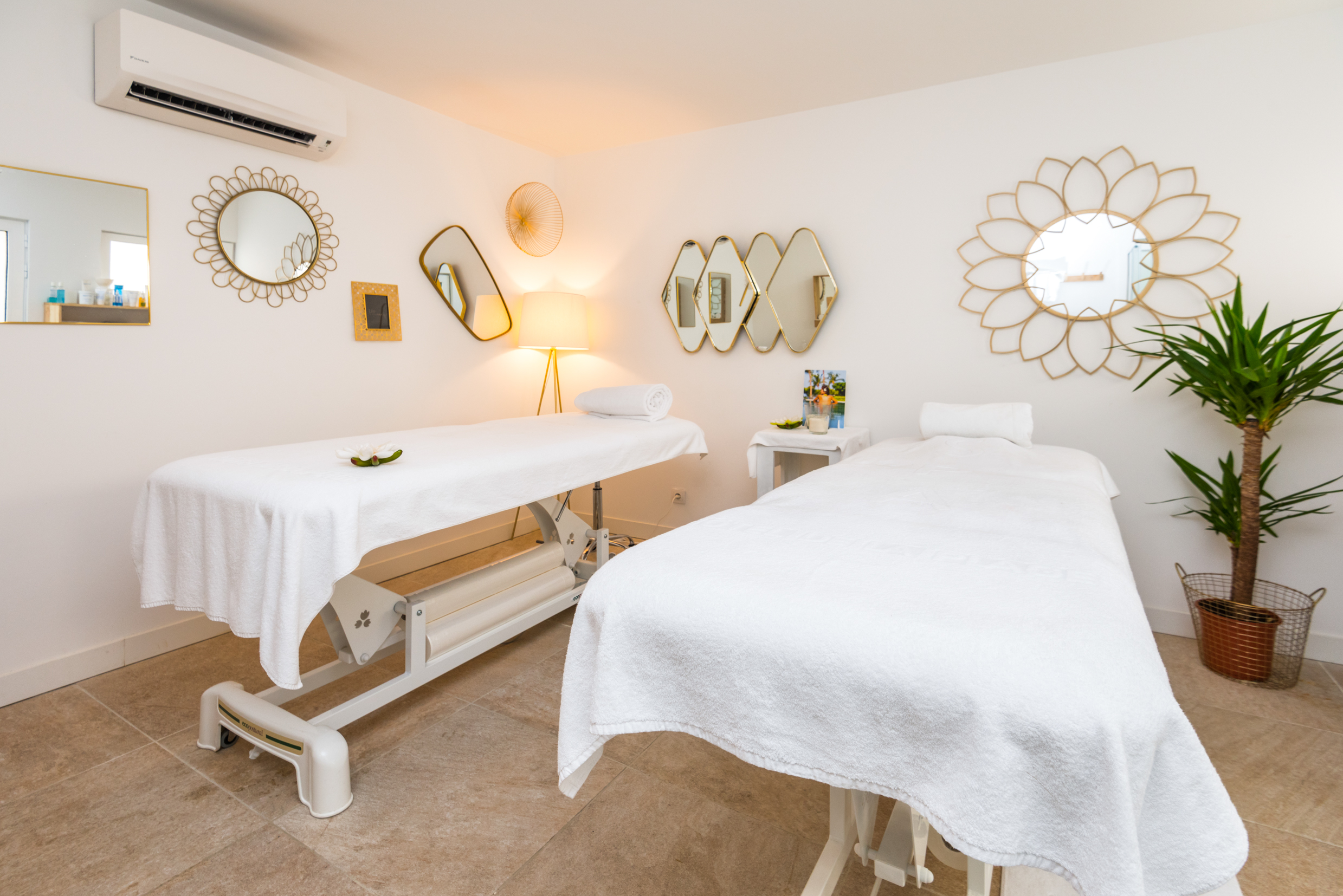 Hotel De La Plage - Mahogany by null