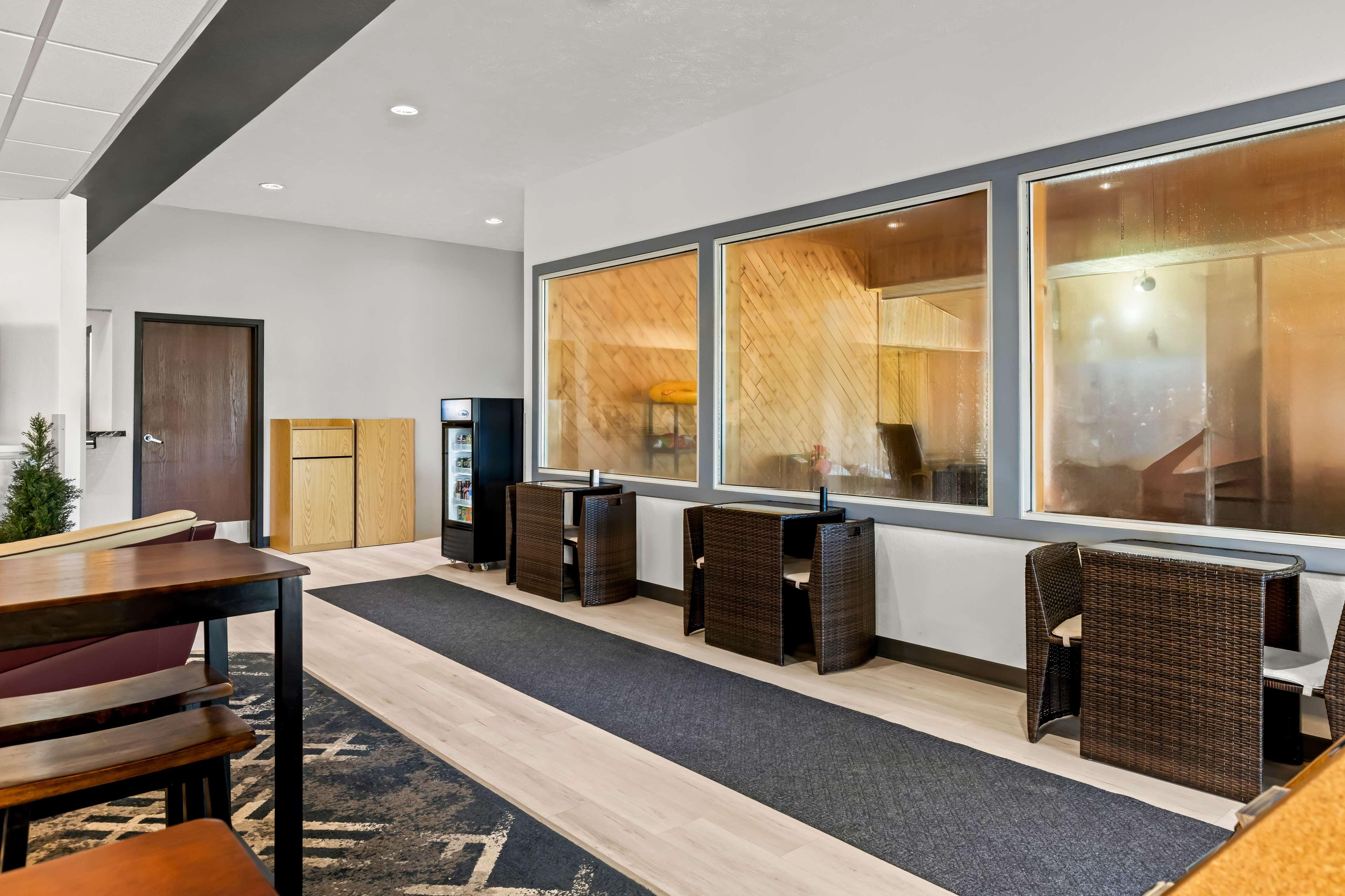 Americas Best Value Inn - Tahquamenon Country