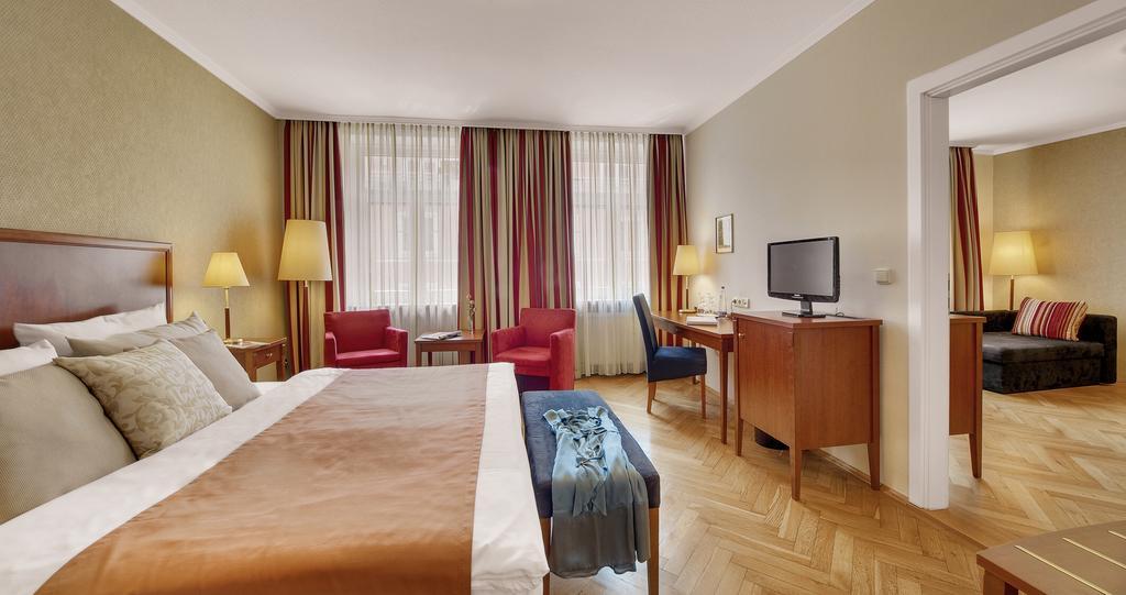 Alpen Hotel München by null