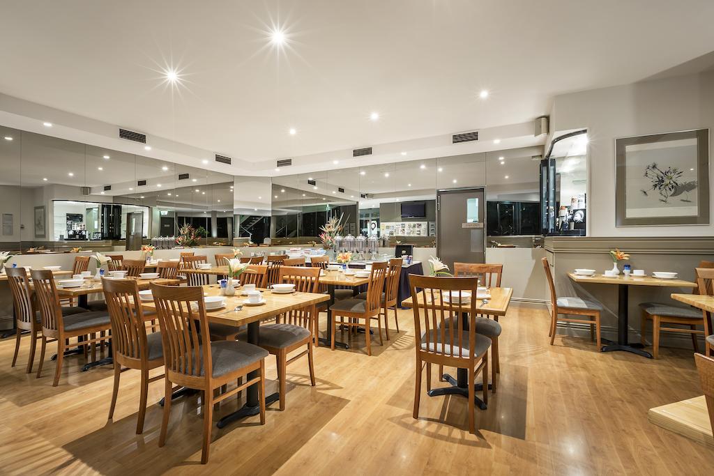 Quality Suites Beaumont Kew Hotel