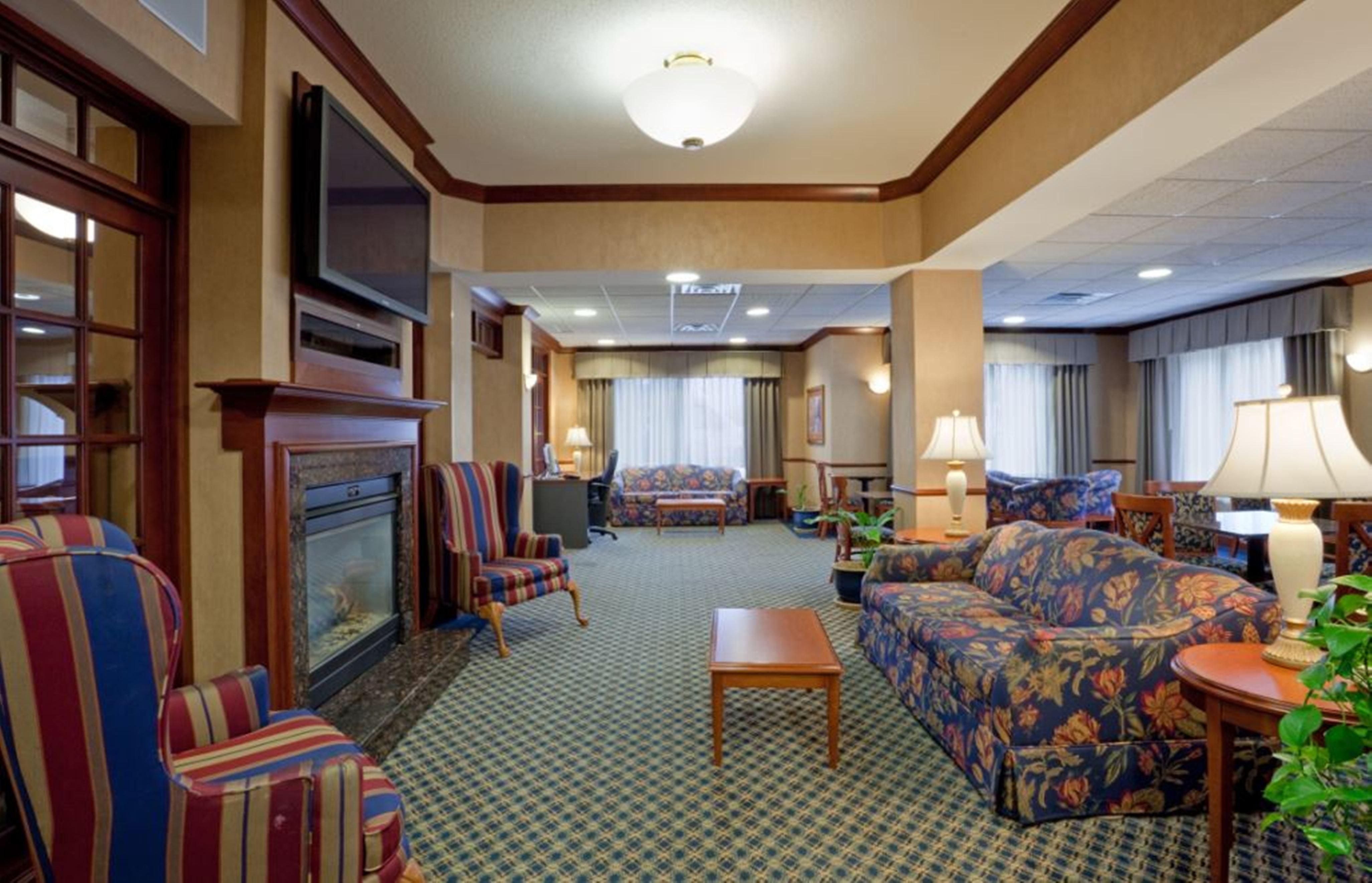 HOLIDAY INN EXPRESS & SUITES AIRPORT