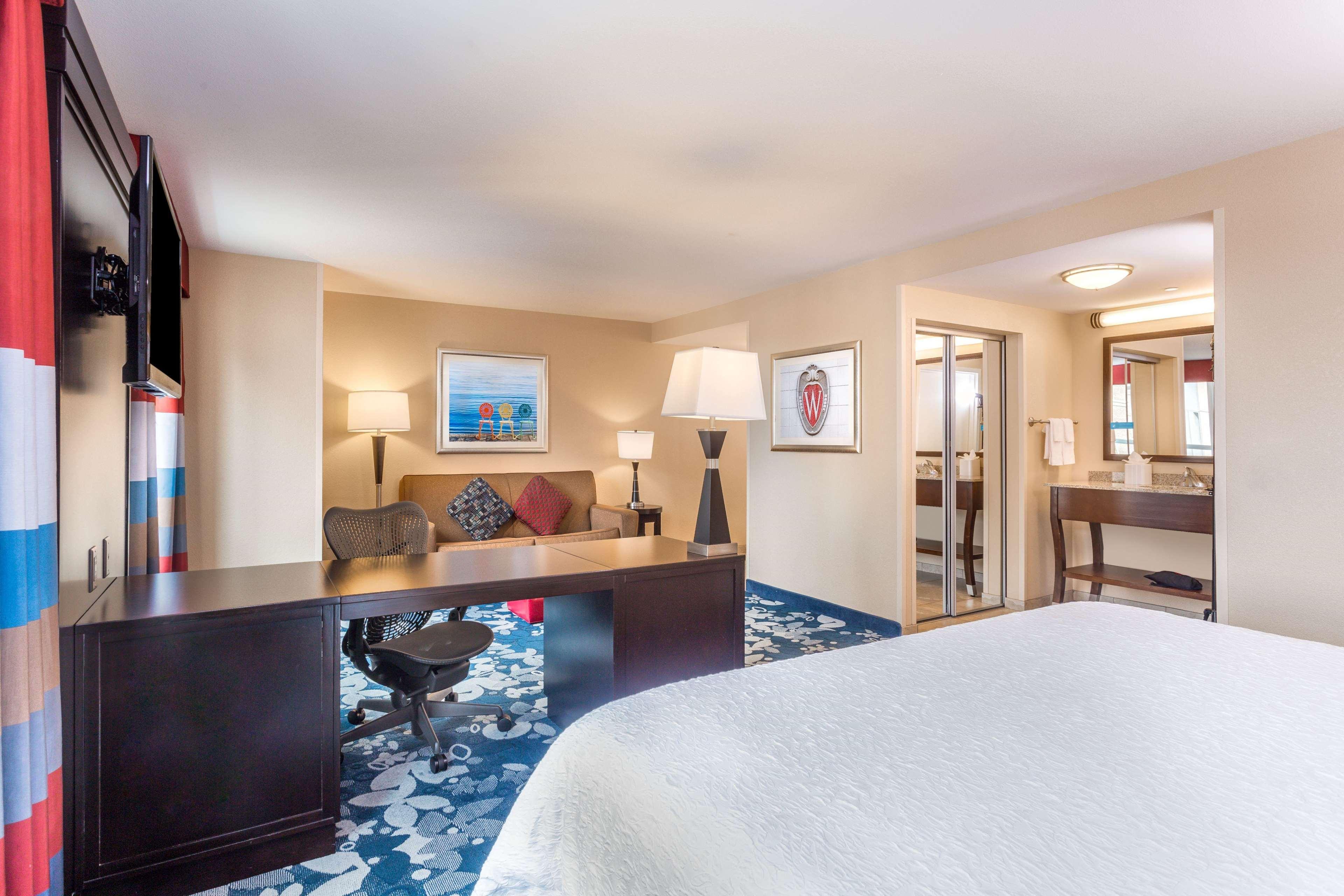 Hampton Inn & Suites Madison / Downtown