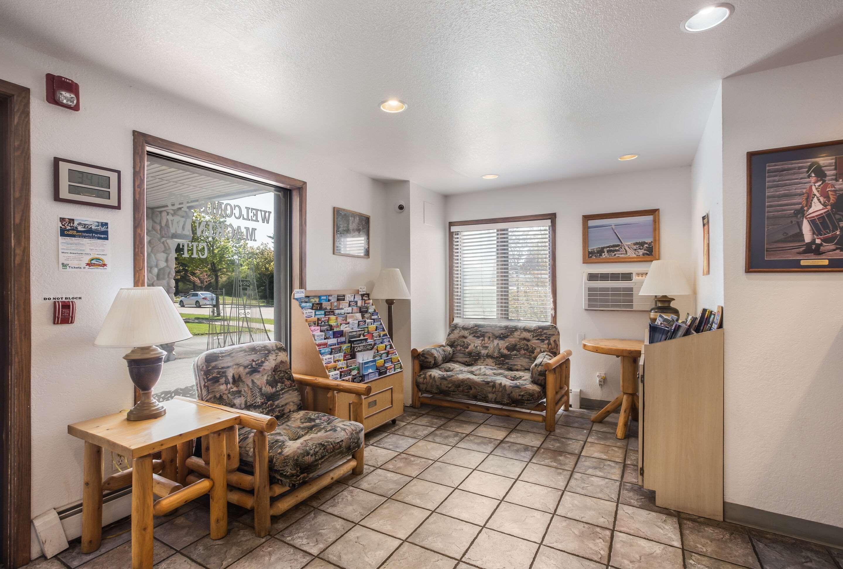 Days Inn By Wyndham Mackinaw City/Bridgeview Area