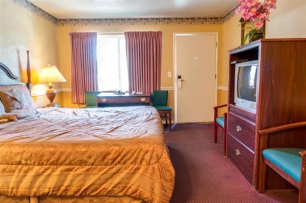 Monterey Pines Inn