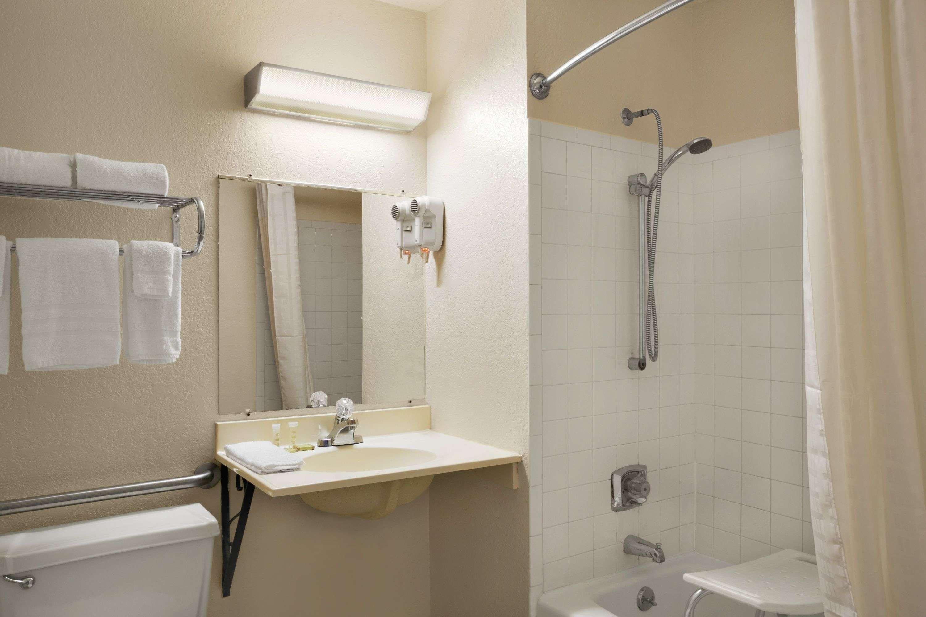 Super 8 By Wyndham Saginaw