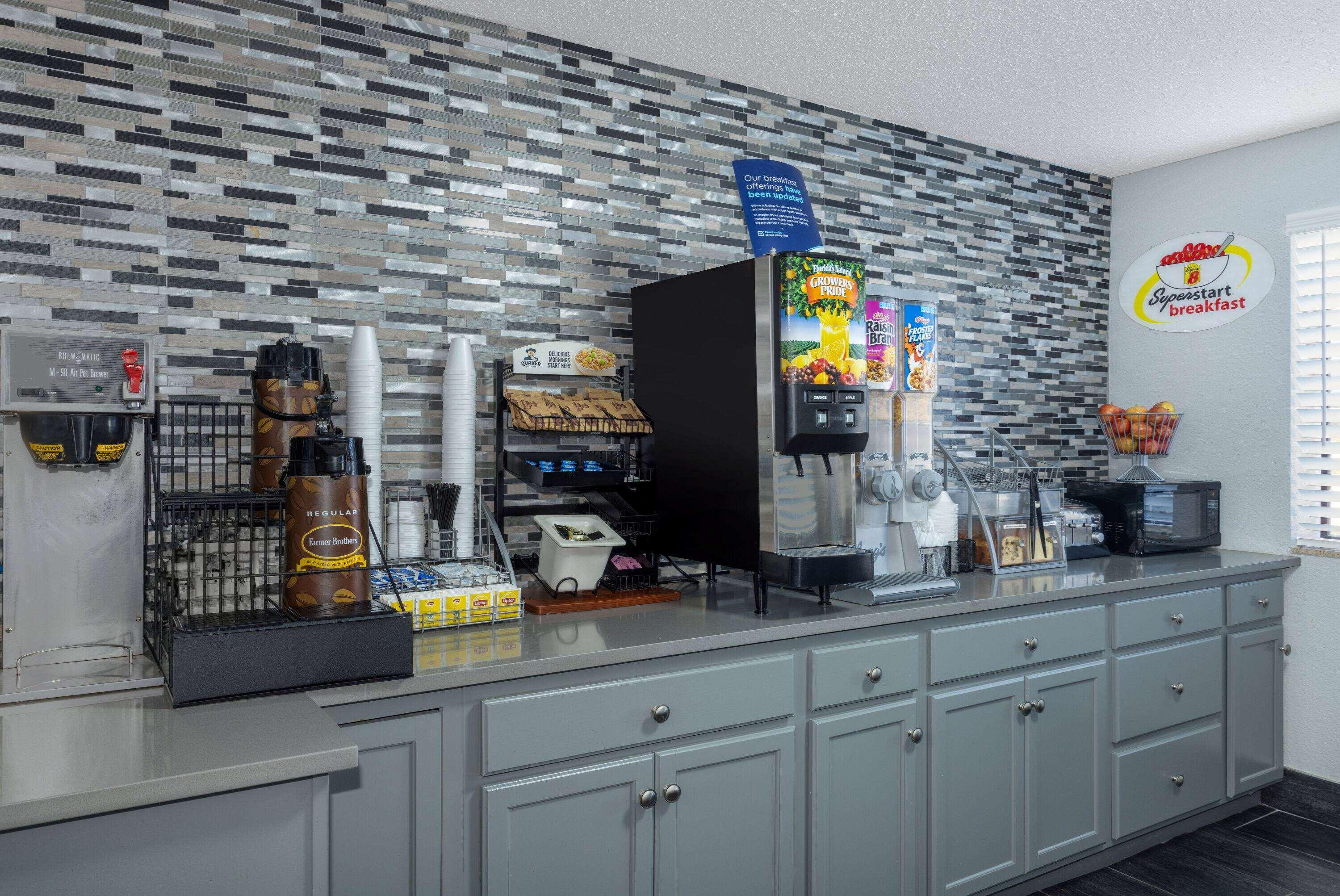 Super 8 by Wyndham Kansas City at Barry Road/Arpt