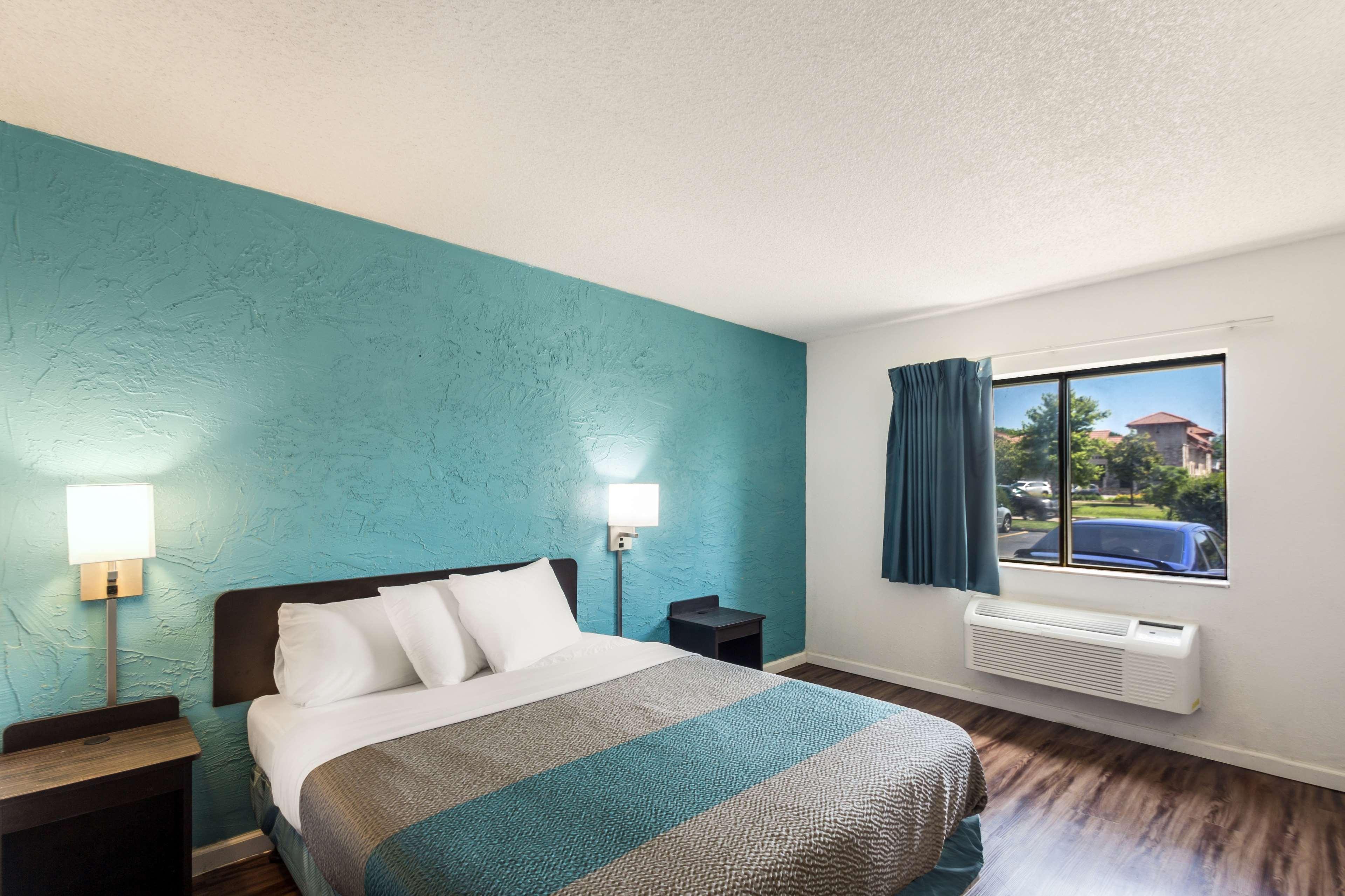 Motel 6 Glendale WI