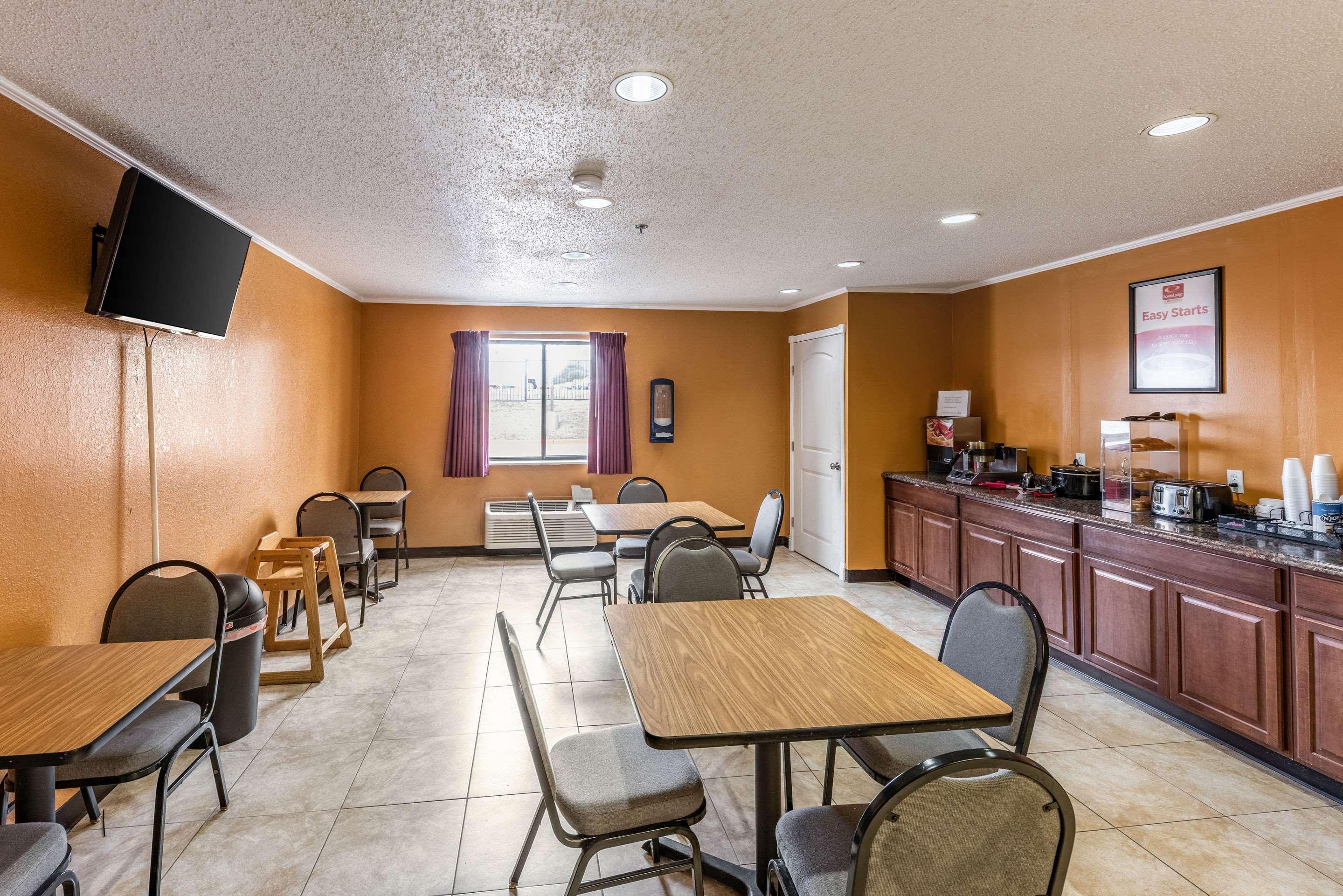 Econo Lodge Inn & Suites