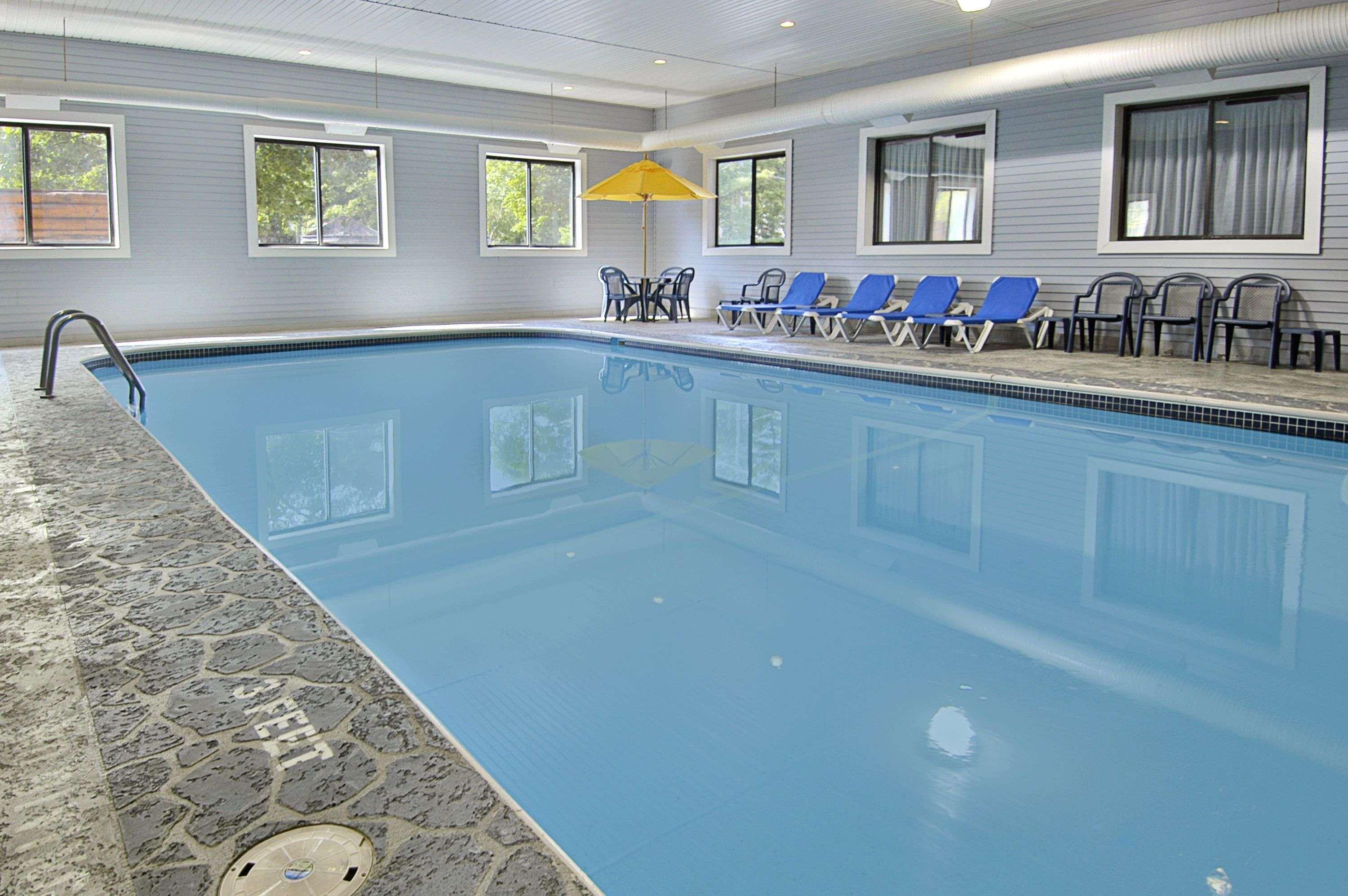 Super 8 By Wyndham Bridgeview Of Mackinaw City