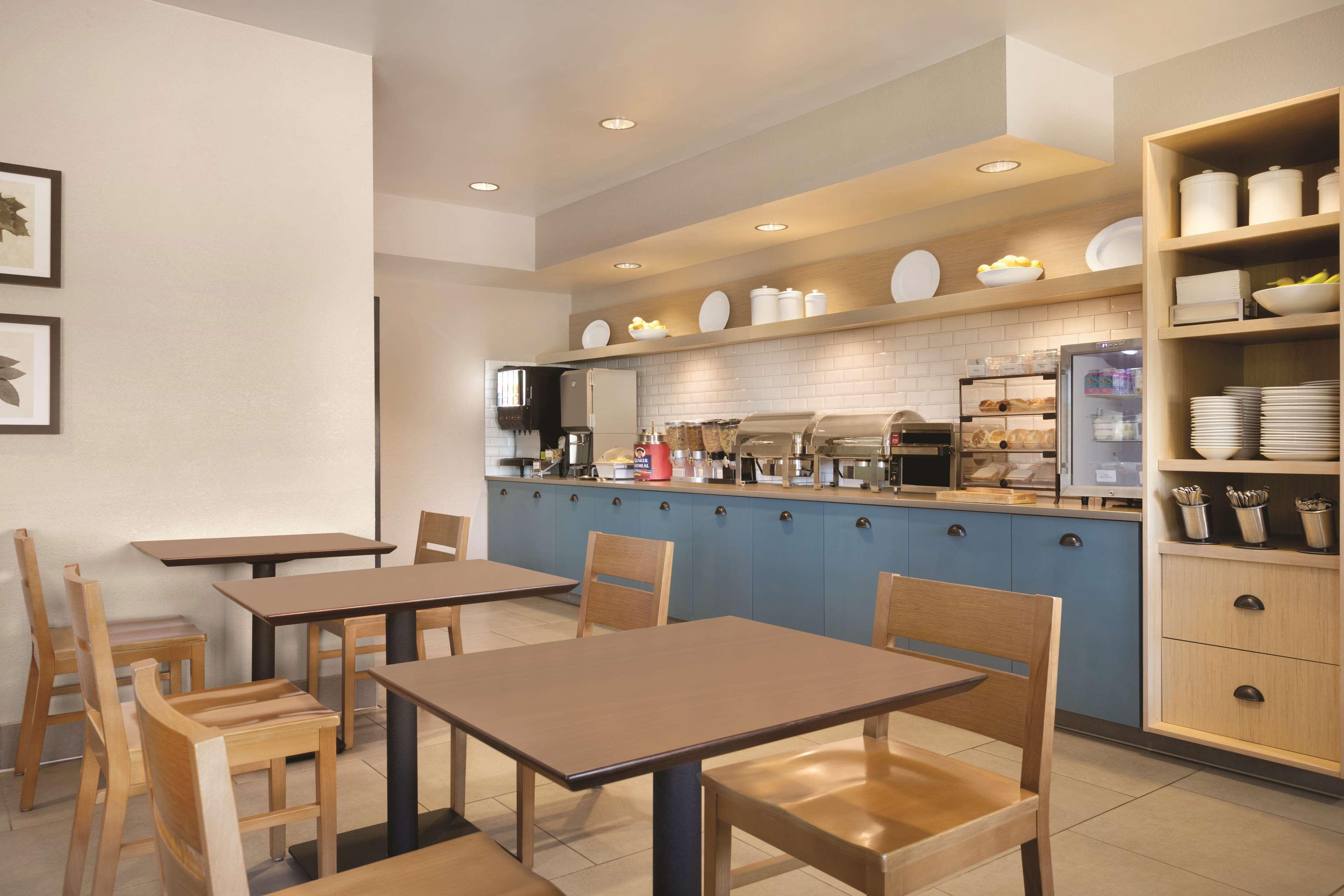 Country Inn & Suites by Radisson Brooklyn Center 