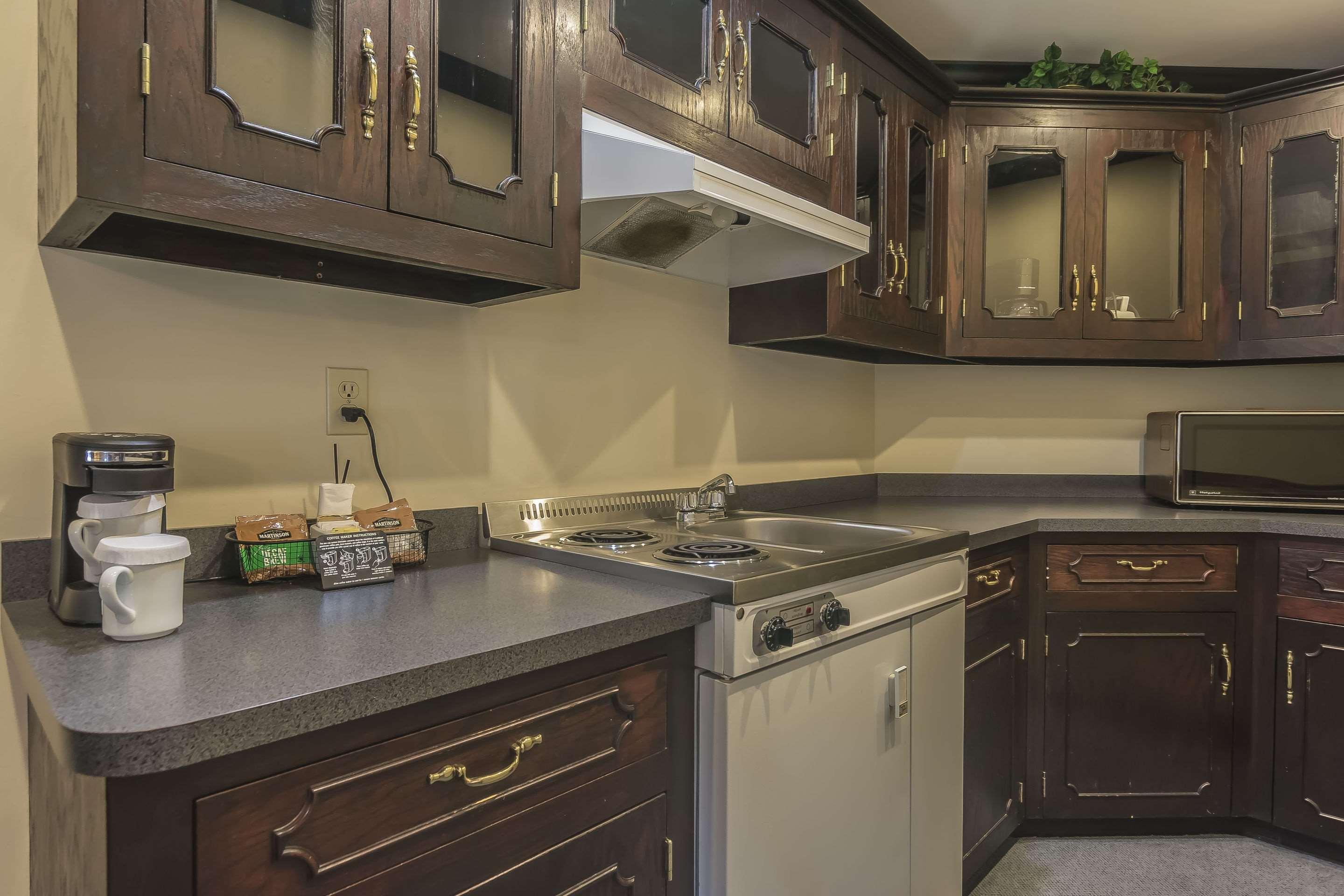 Inn On The Lake by null