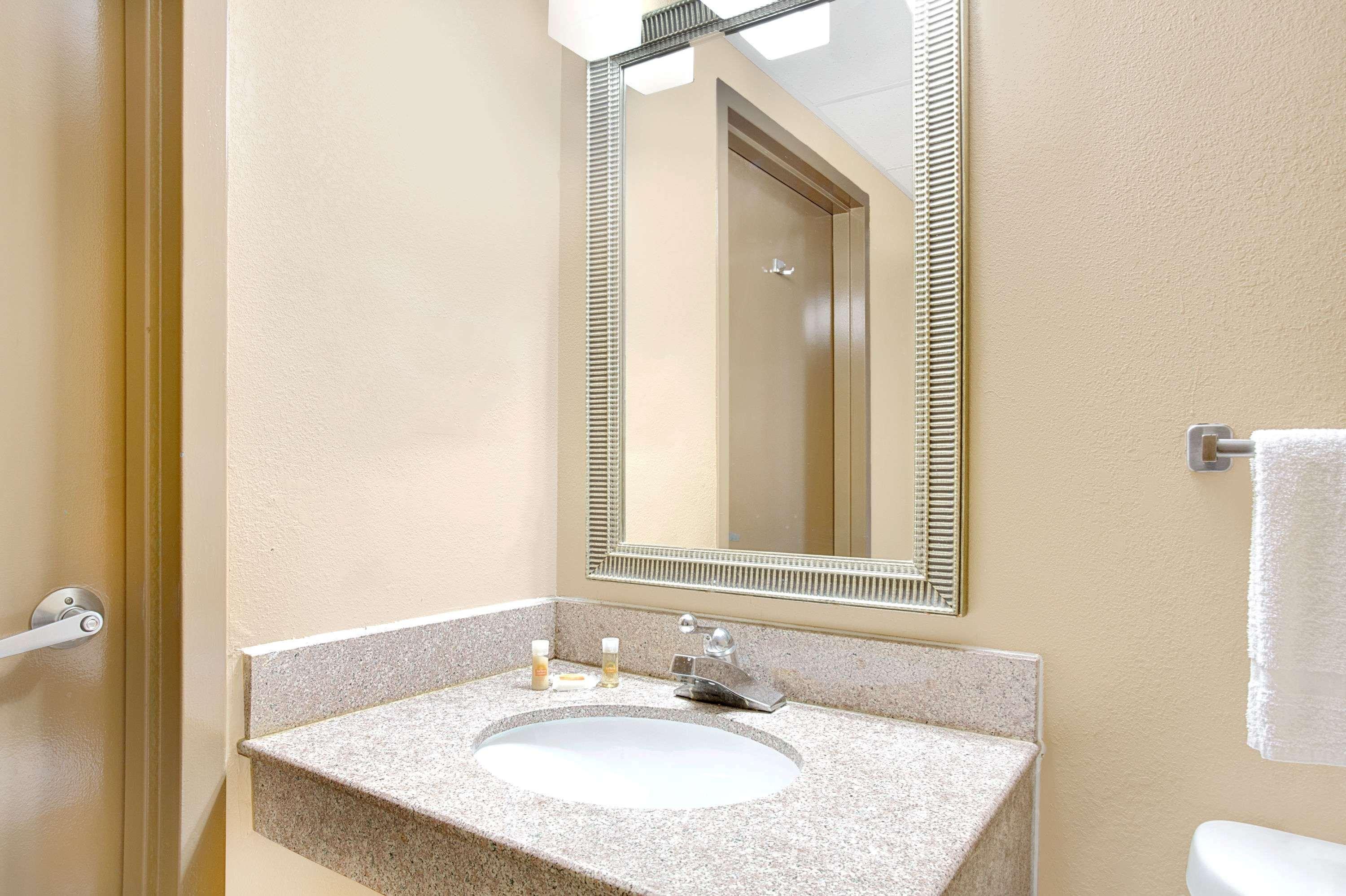 Days Inn by Wyndham Newport News City Ctr