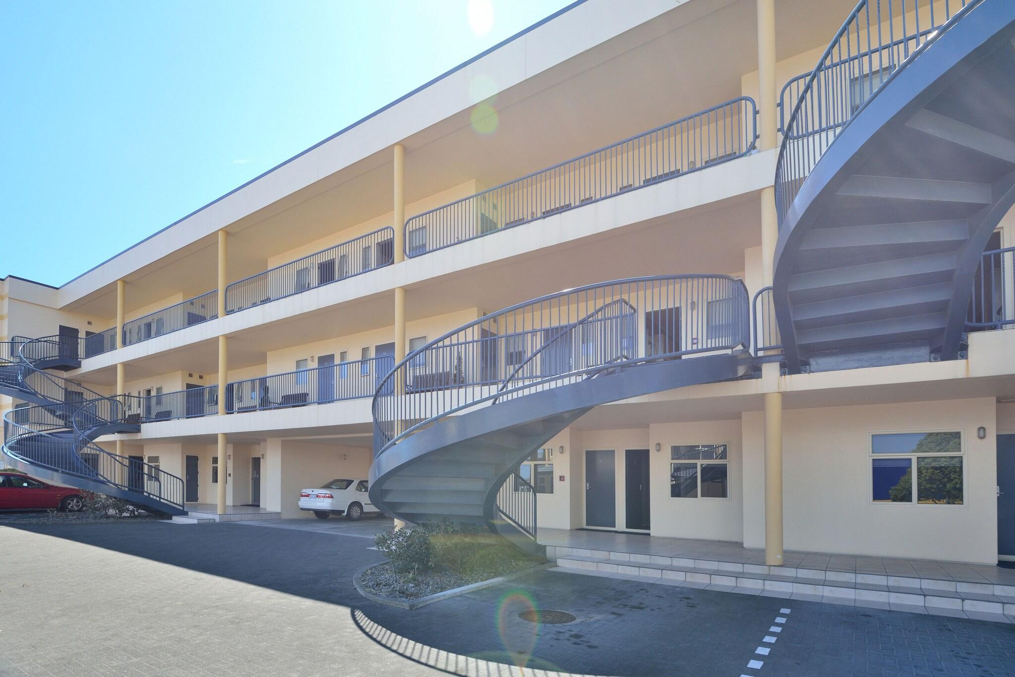 Shoreline Motel