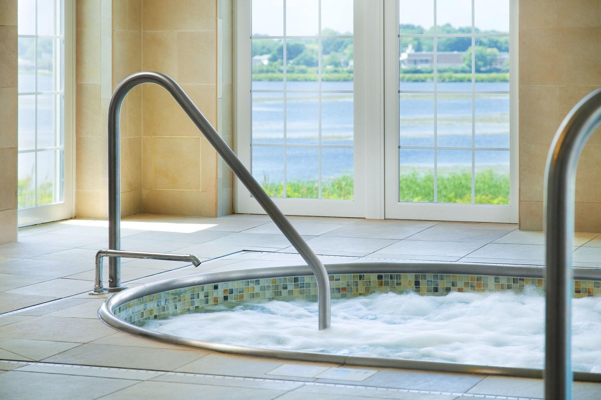 Newport Beach Hotel & Suites by null