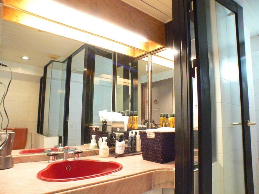 City Hotel N U T S by null