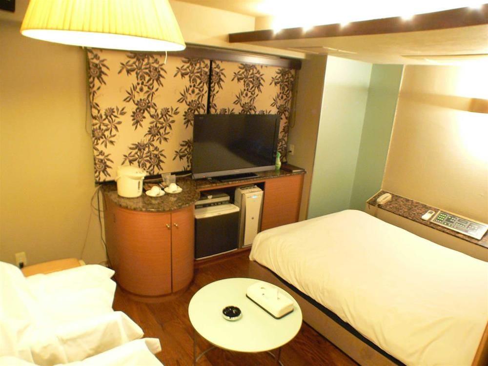 City Hotel N U T S by null