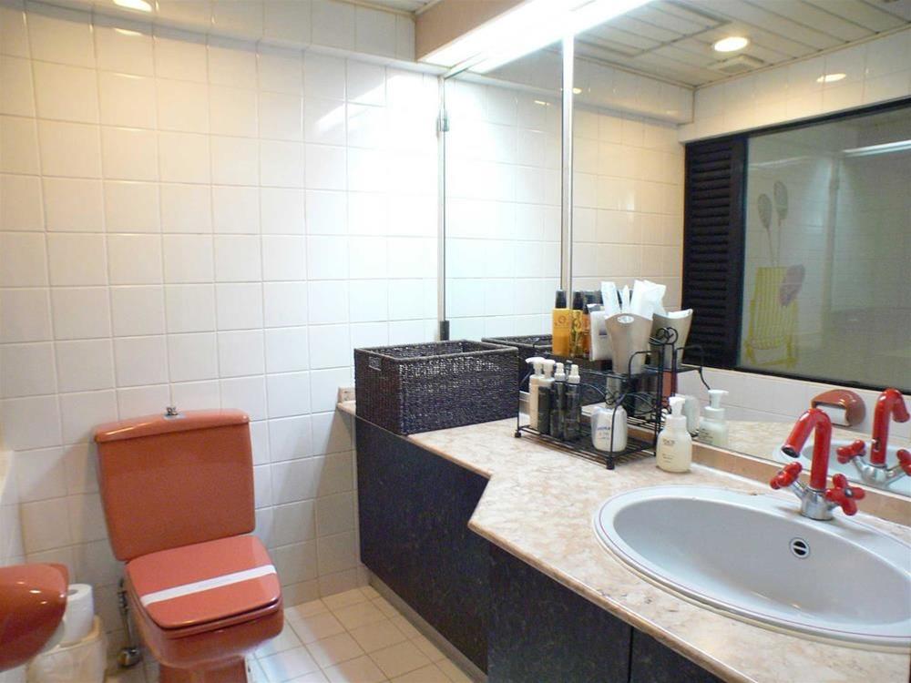 City Hotel N U T S by null