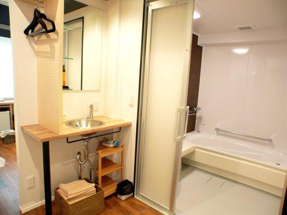 City Hotel N U T S by null