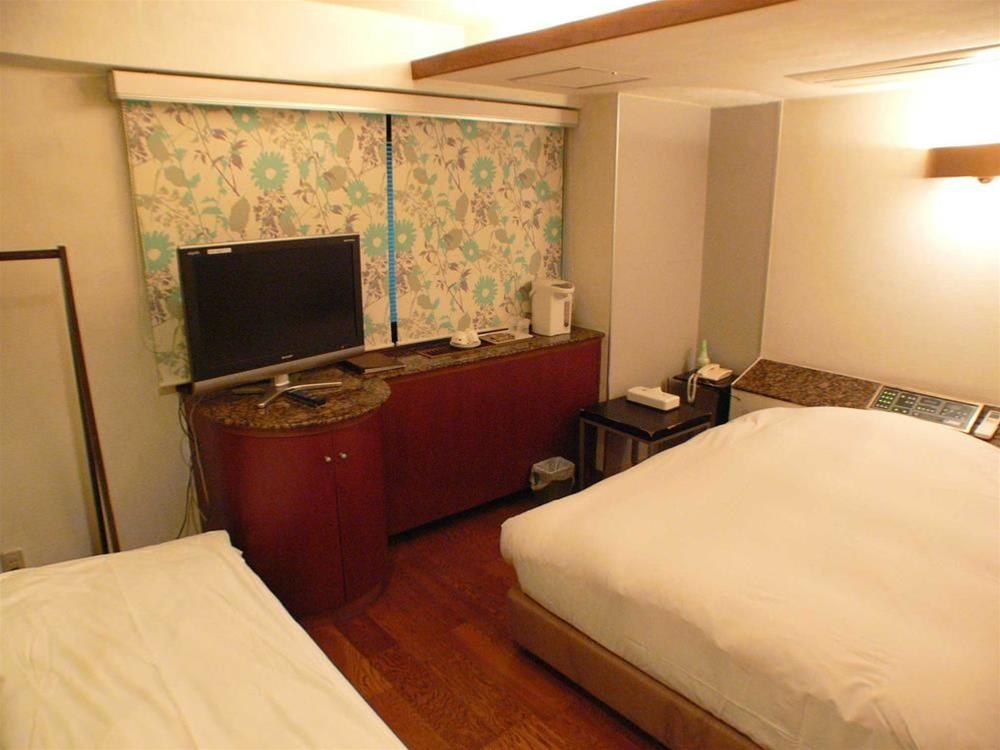 City Hotel N U T S by null