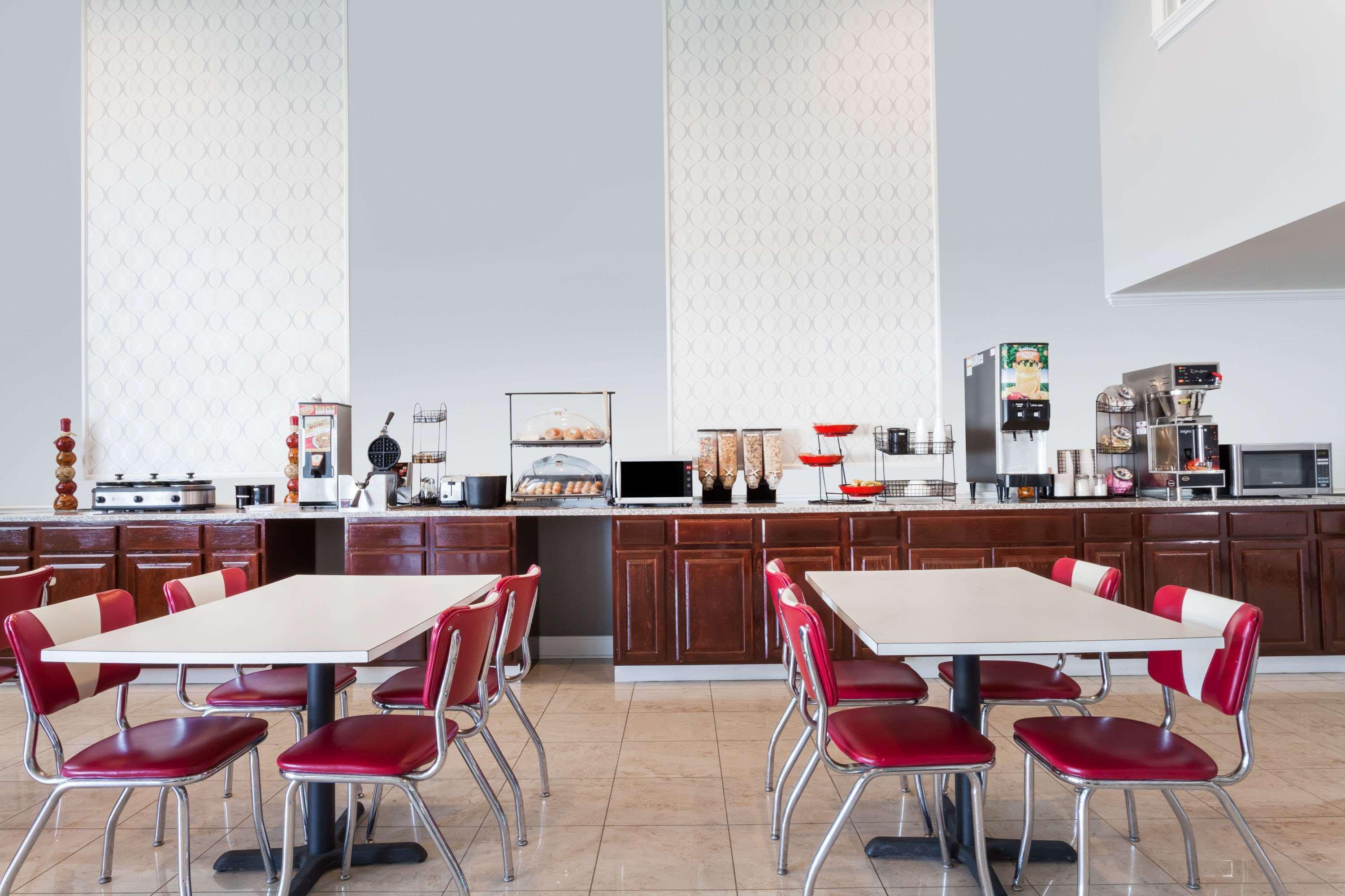 Ramada By Wyndham Henderson/Evansville