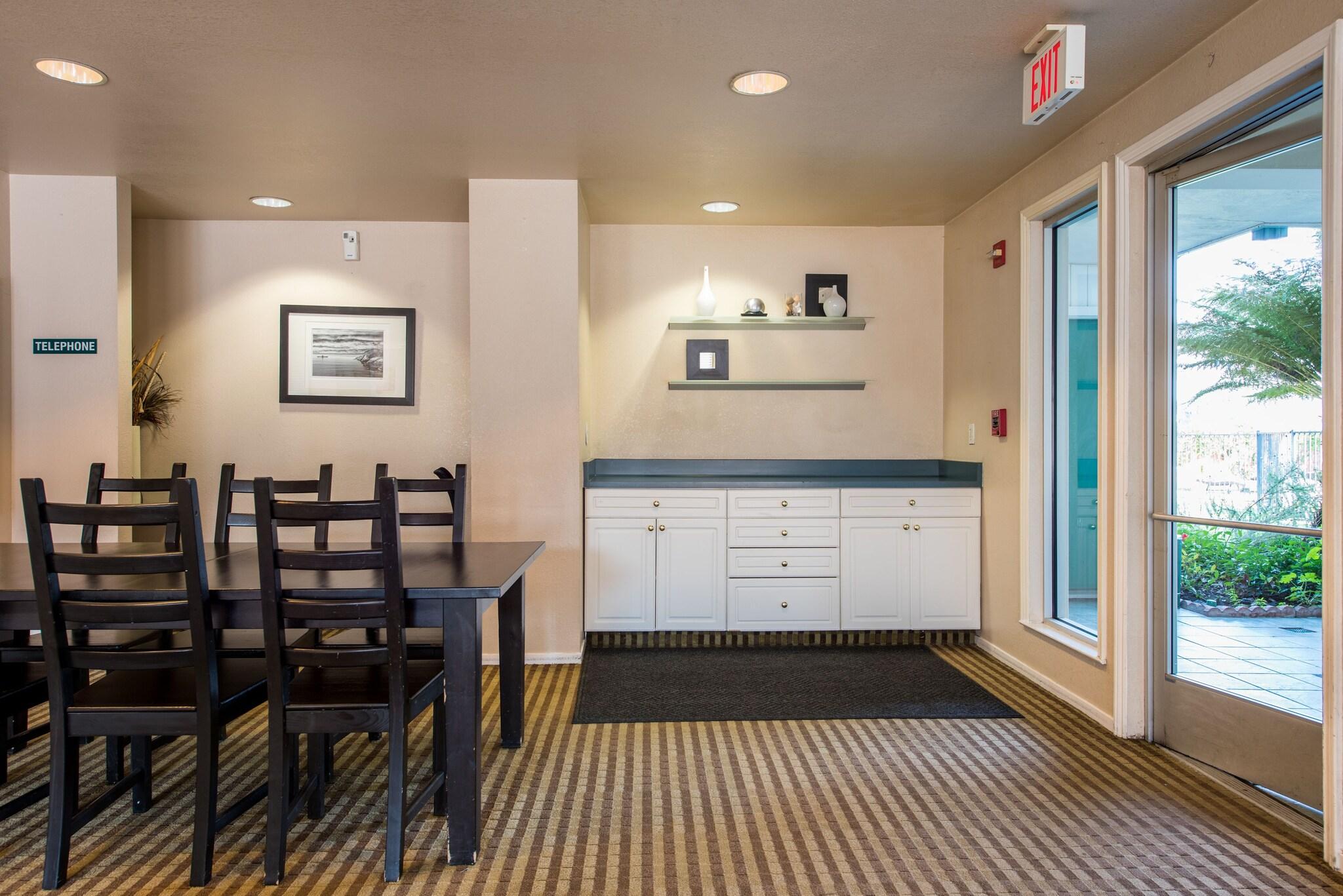 Coral Reef Inn & Condo Suites