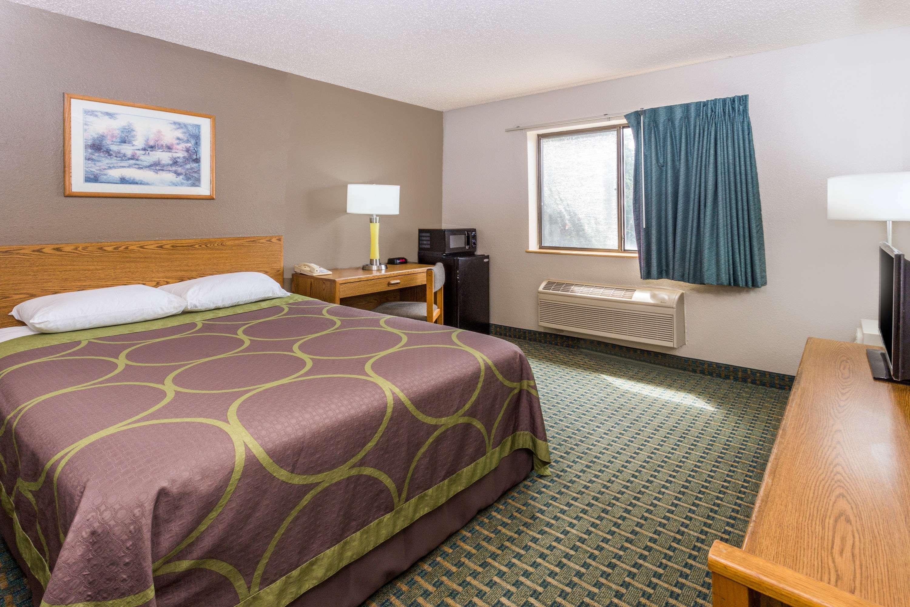Super 8 By Wyndham St. Charles
