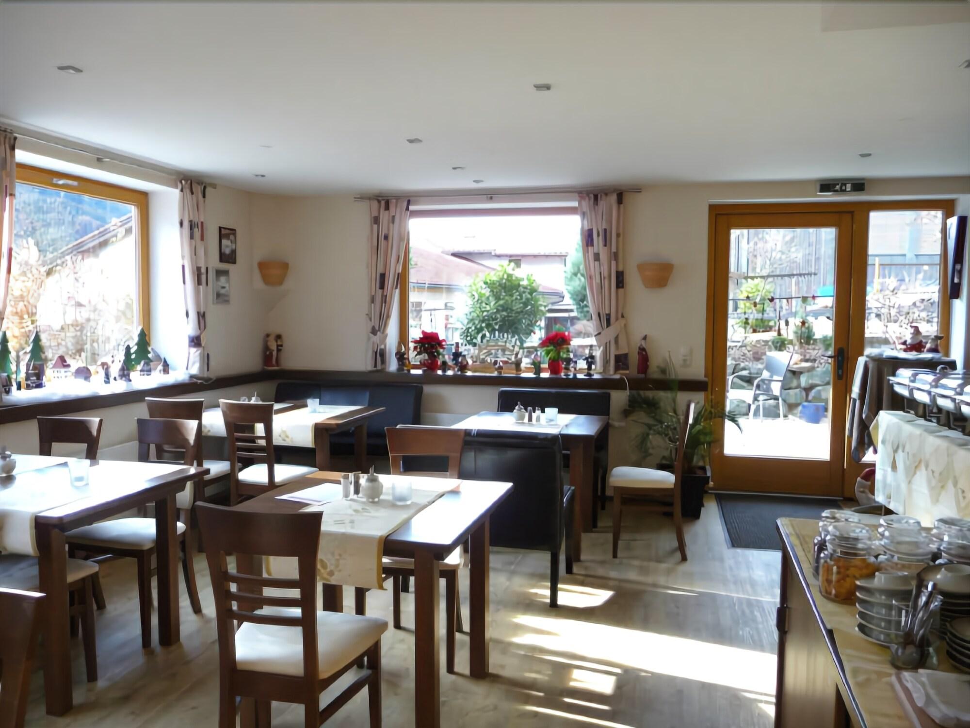 Amadeus Hotel & Cafe