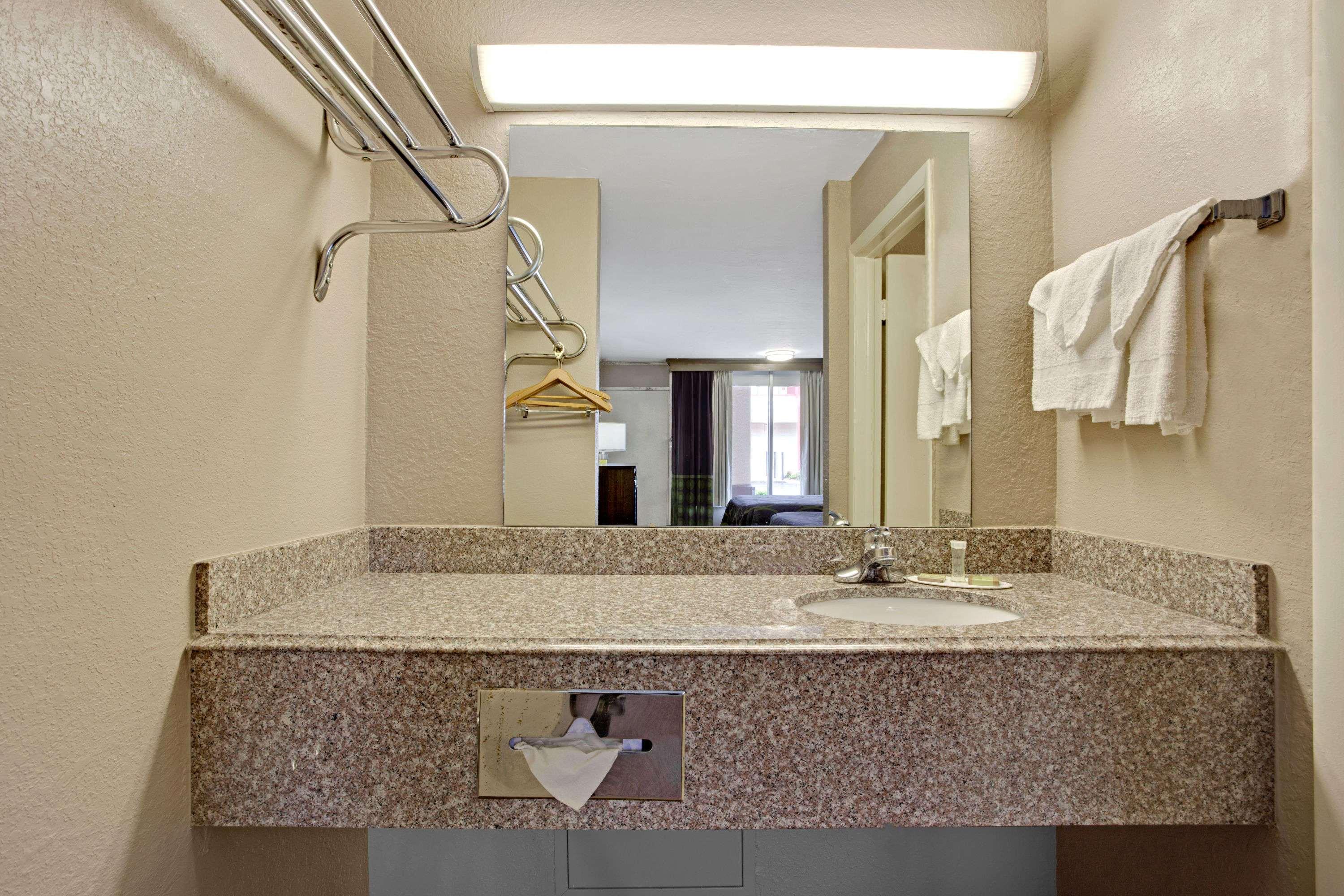 Super 8 by Wyndham Oklahoma/Frontier City