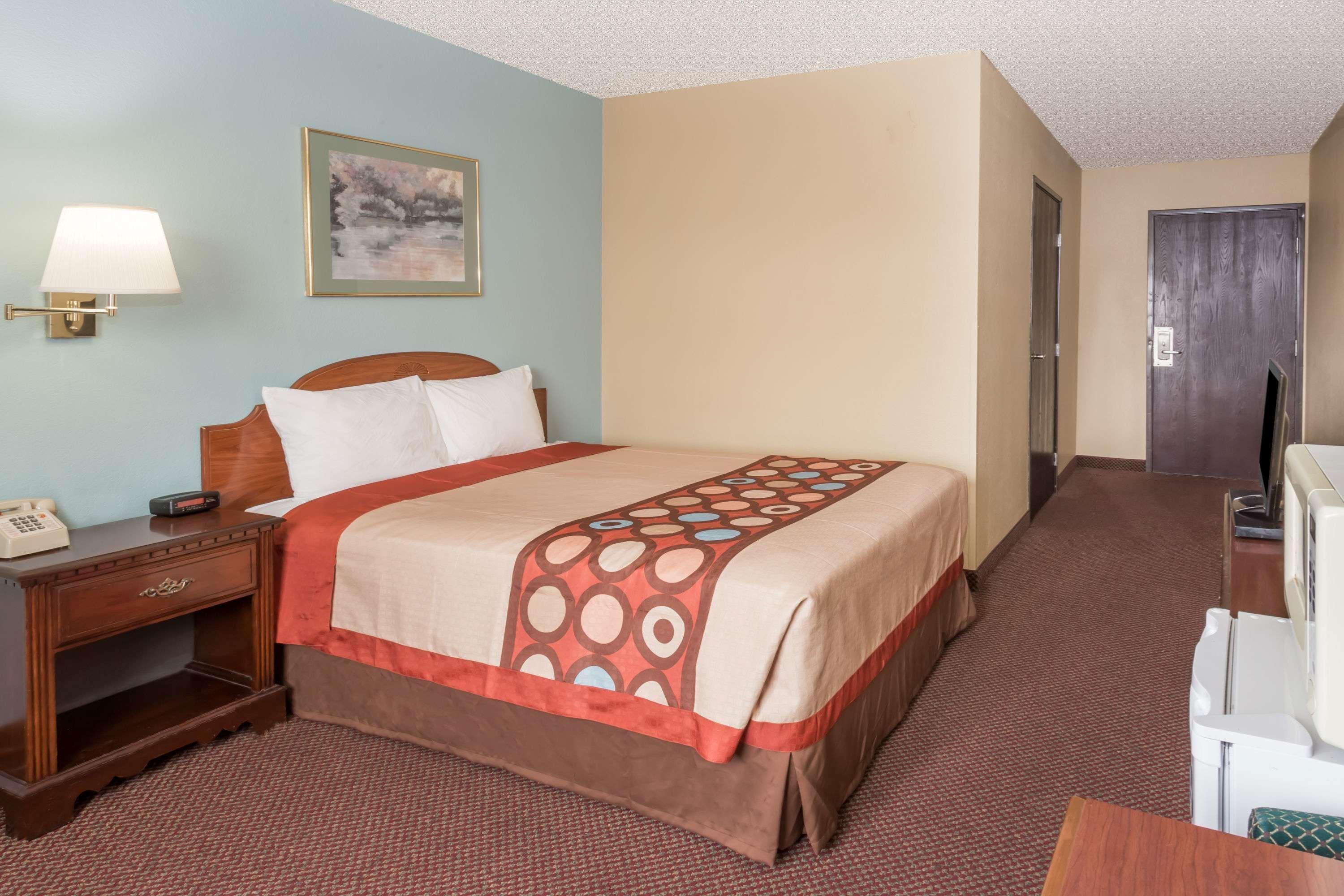 Super 8 By Wyndham Woodstock