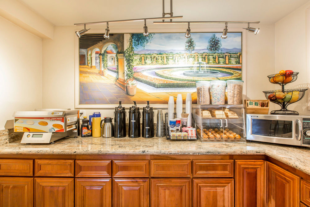 Rodeway Inn & Suites Colton-Riverside